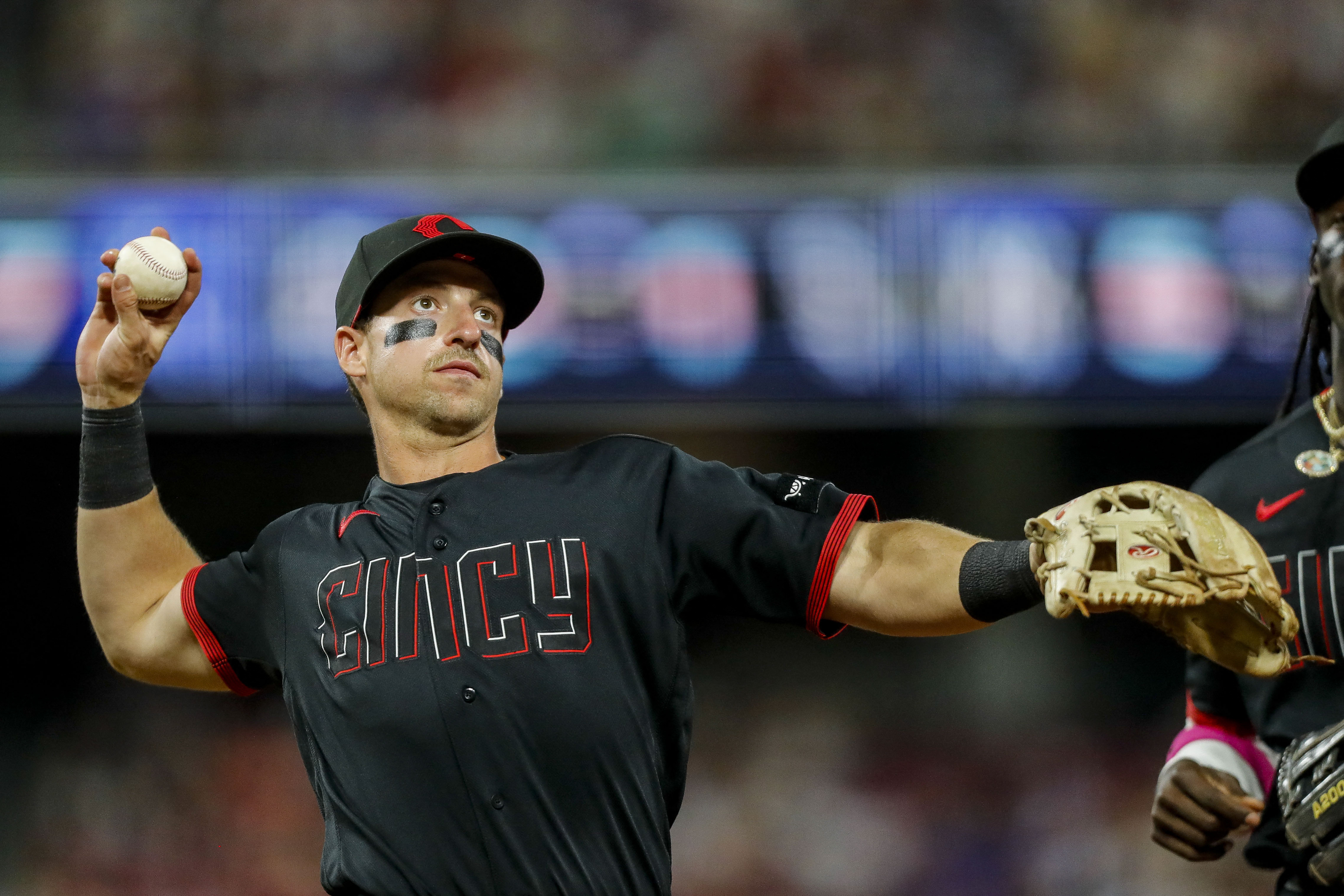 Cards score 4 in 10th to beat Cubs 7-4, split doubleheader