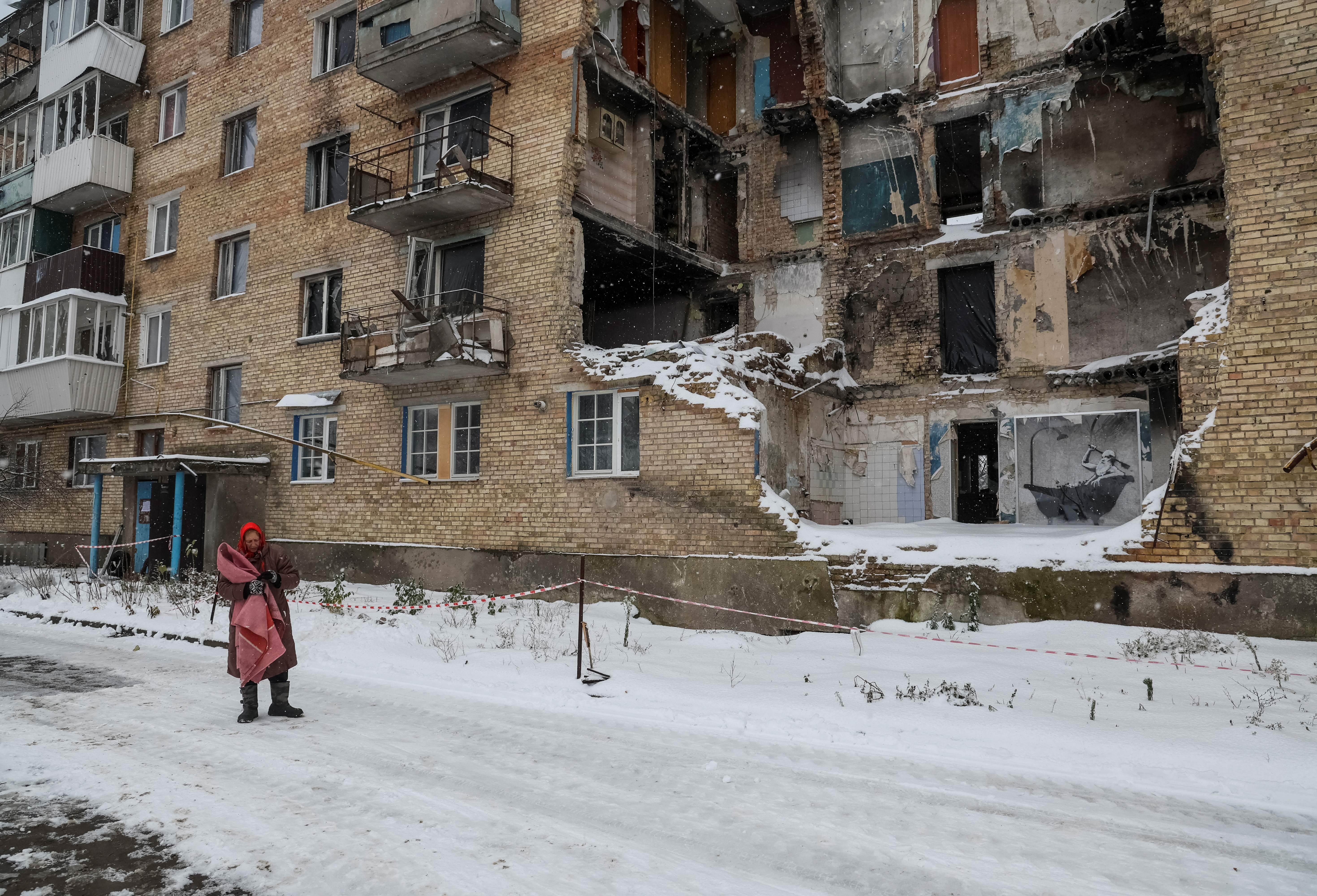 ウクライナのホレンカ村の破壊された建物に描かれたバンクシーのアートワーク