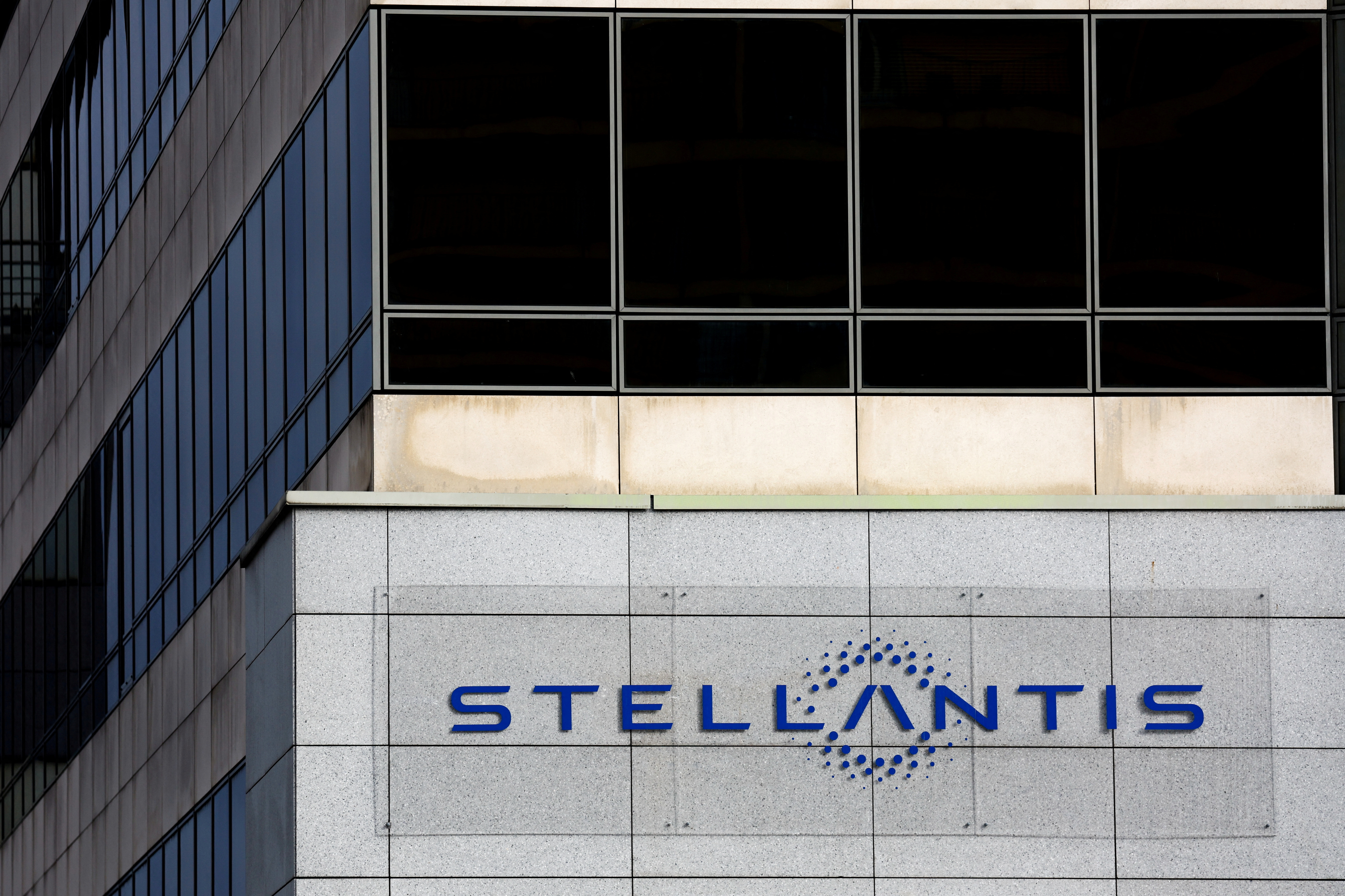 Stellantis Unveils BEV-native STLA Large Platform with 800 Km/500