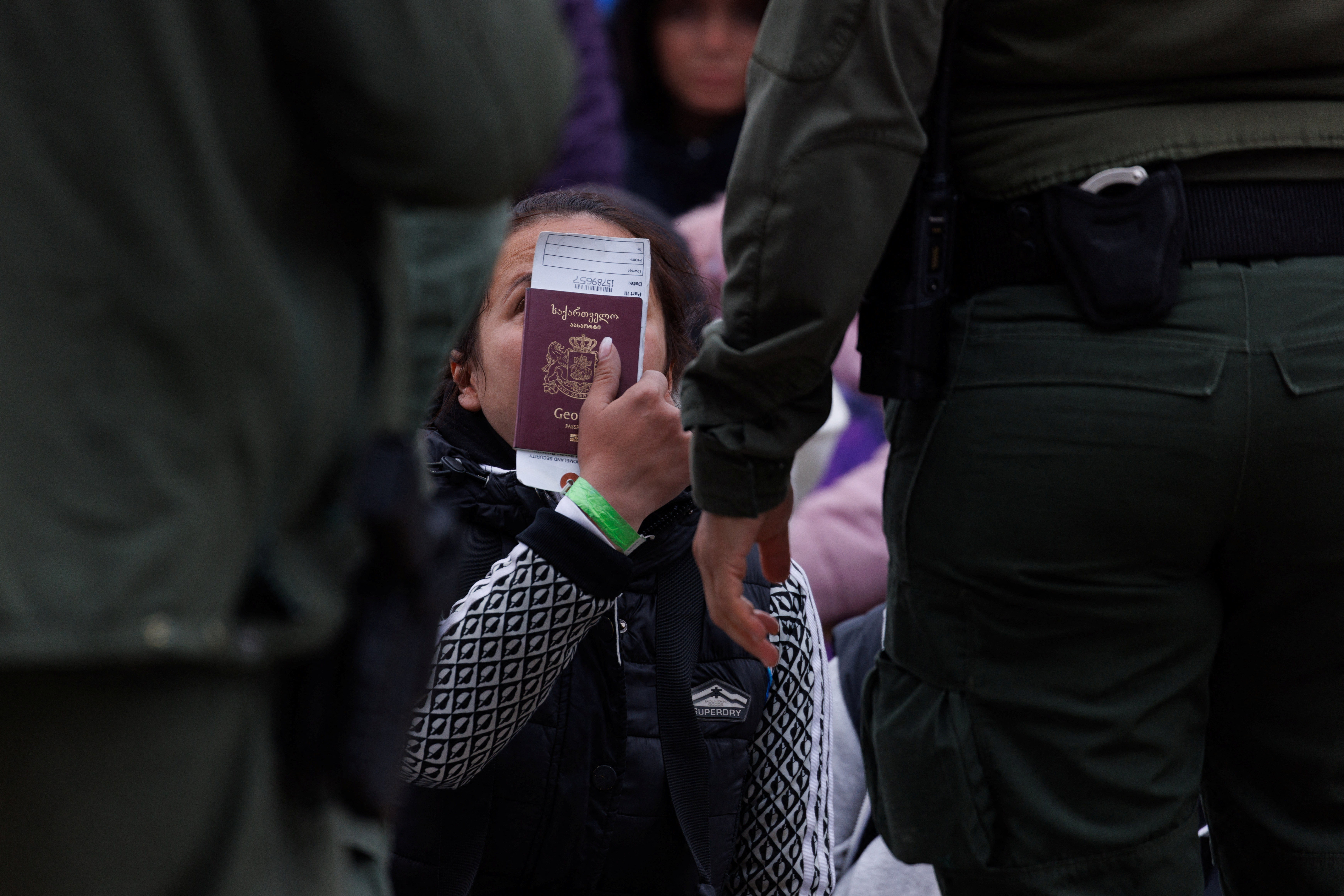 Migrants mass along US-Mexico border as Title 42 nears end - May 10 ...