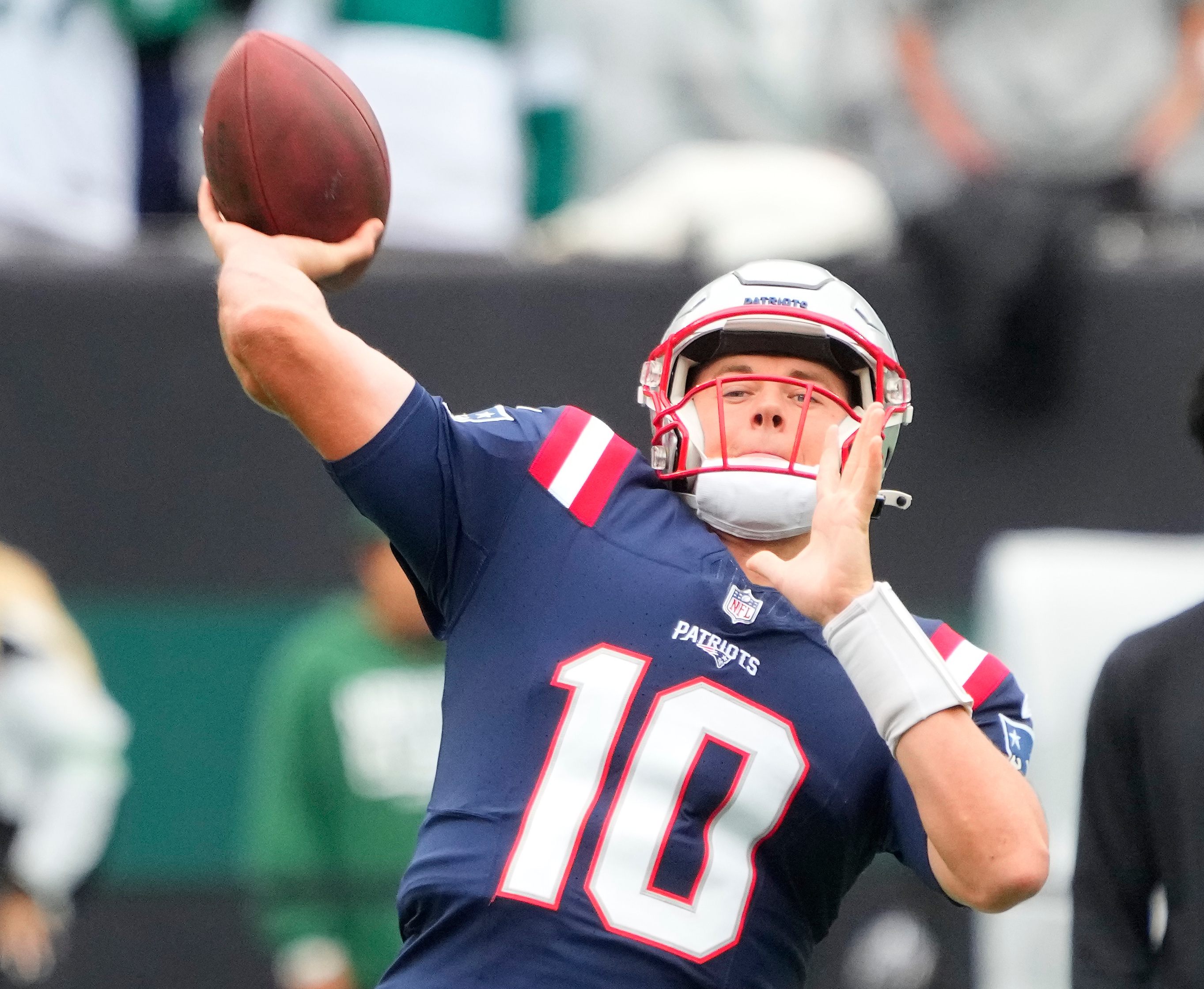 Patriots escape with 15th straight win over Jets