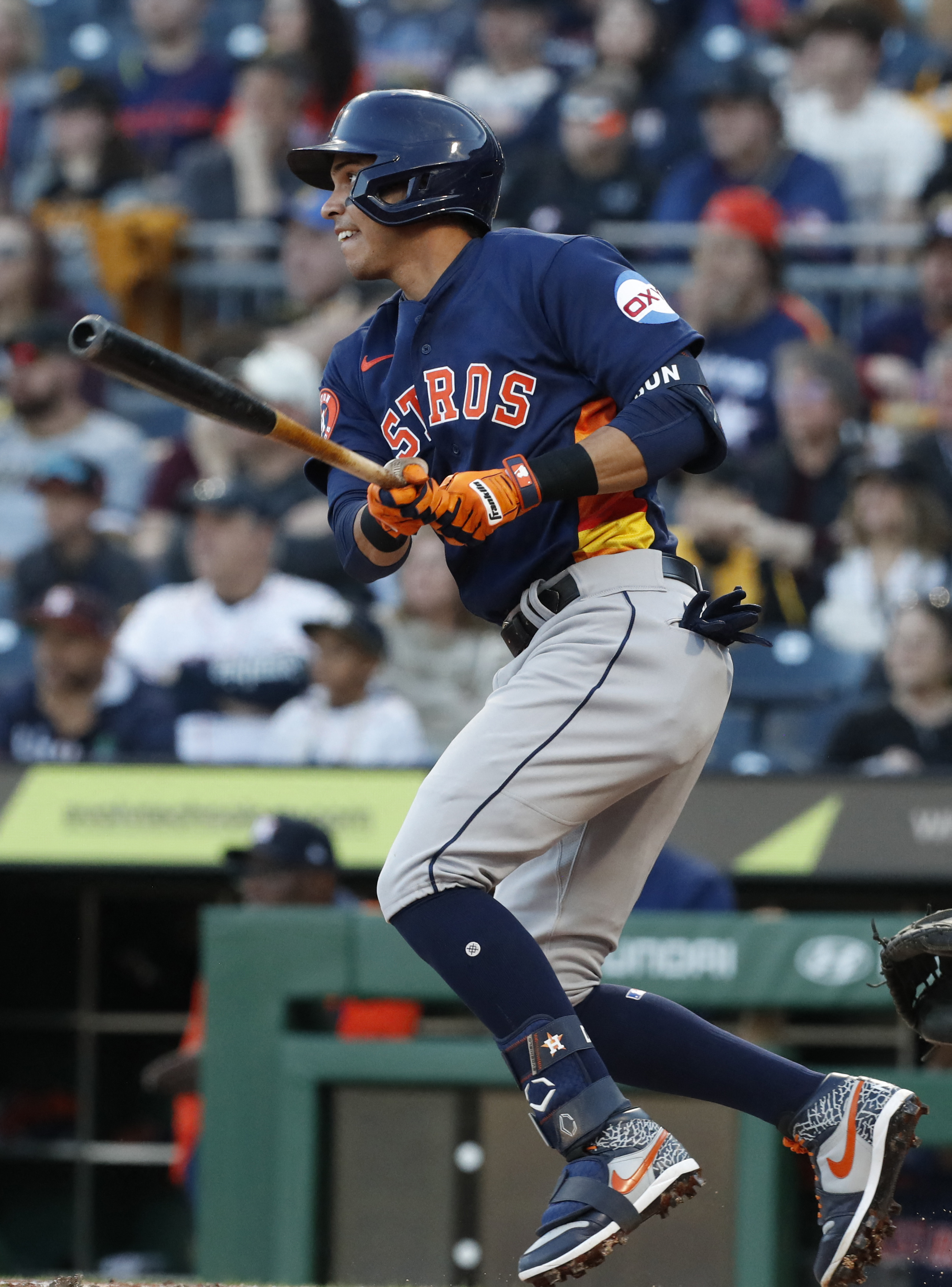 Astros pound out 13 hits, hammer Pirates 8-2