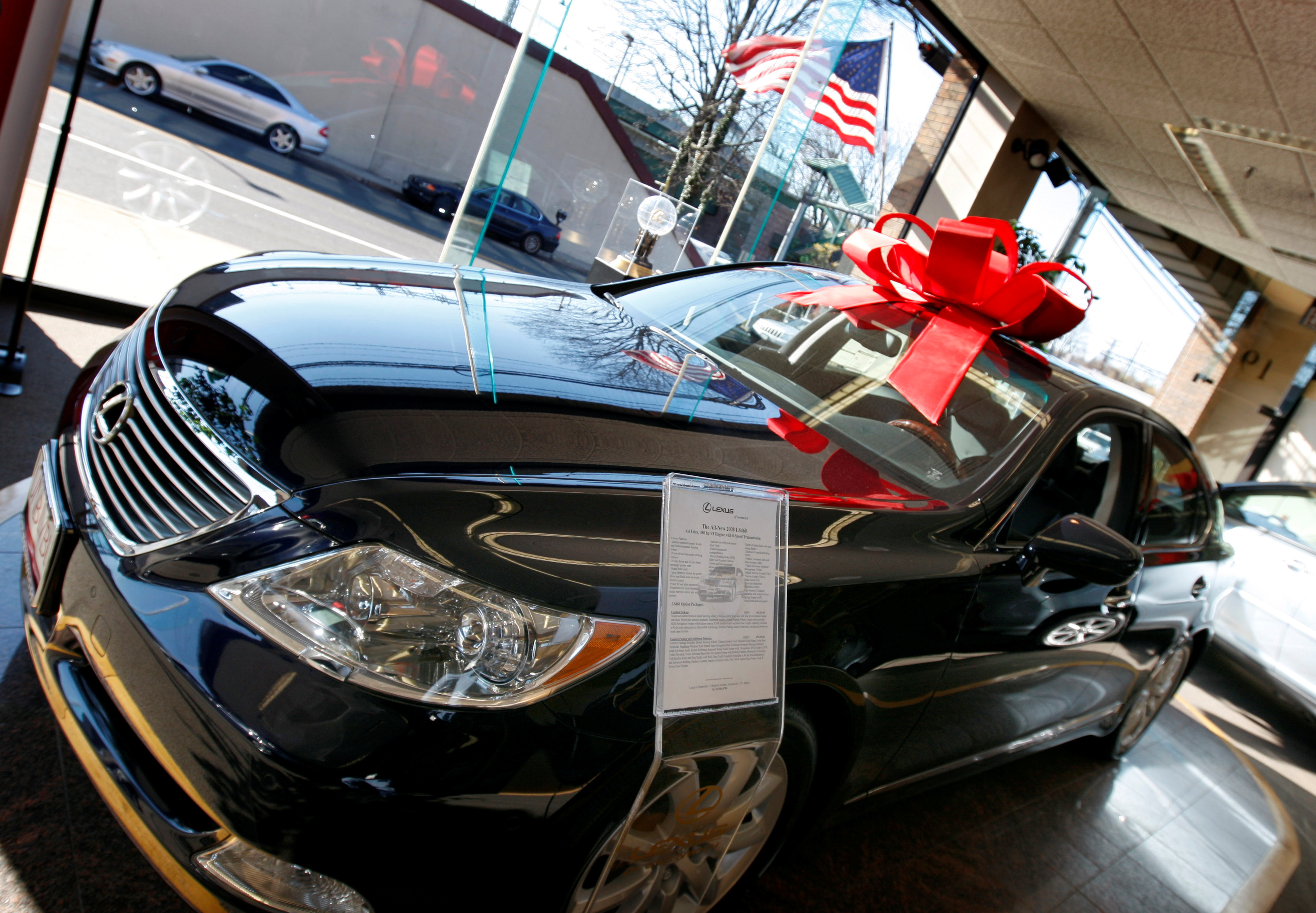 Cars sit for sale in a Lexus dealership in Greenwich, Connecticut, November 17, 2008. REUTERS/Mike Segar   (UNITED STATES)/File Photo