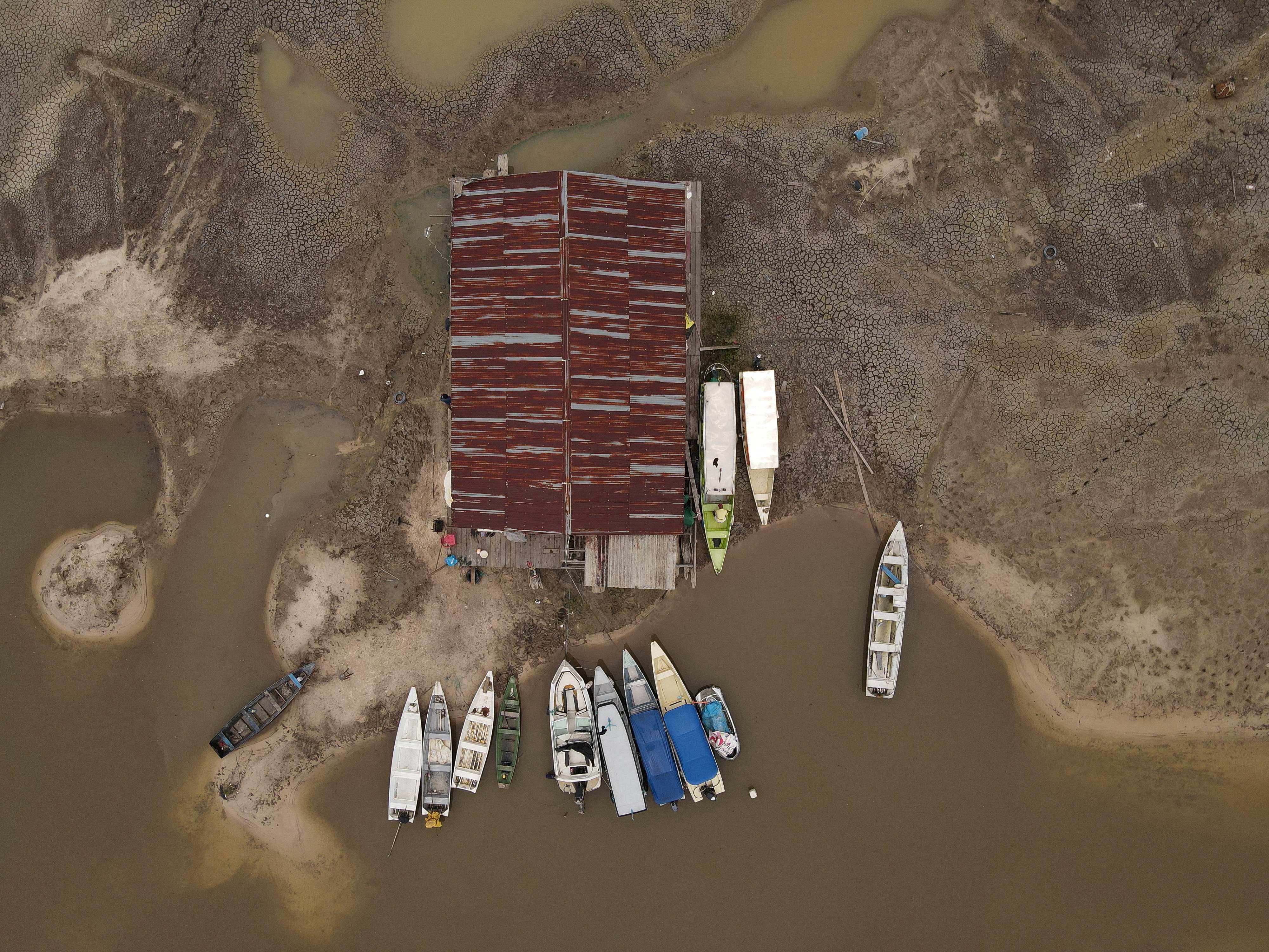 Seca no Brasil reduz níveis de água no porto do rio Amazonas a um nível recorde em 121 anos