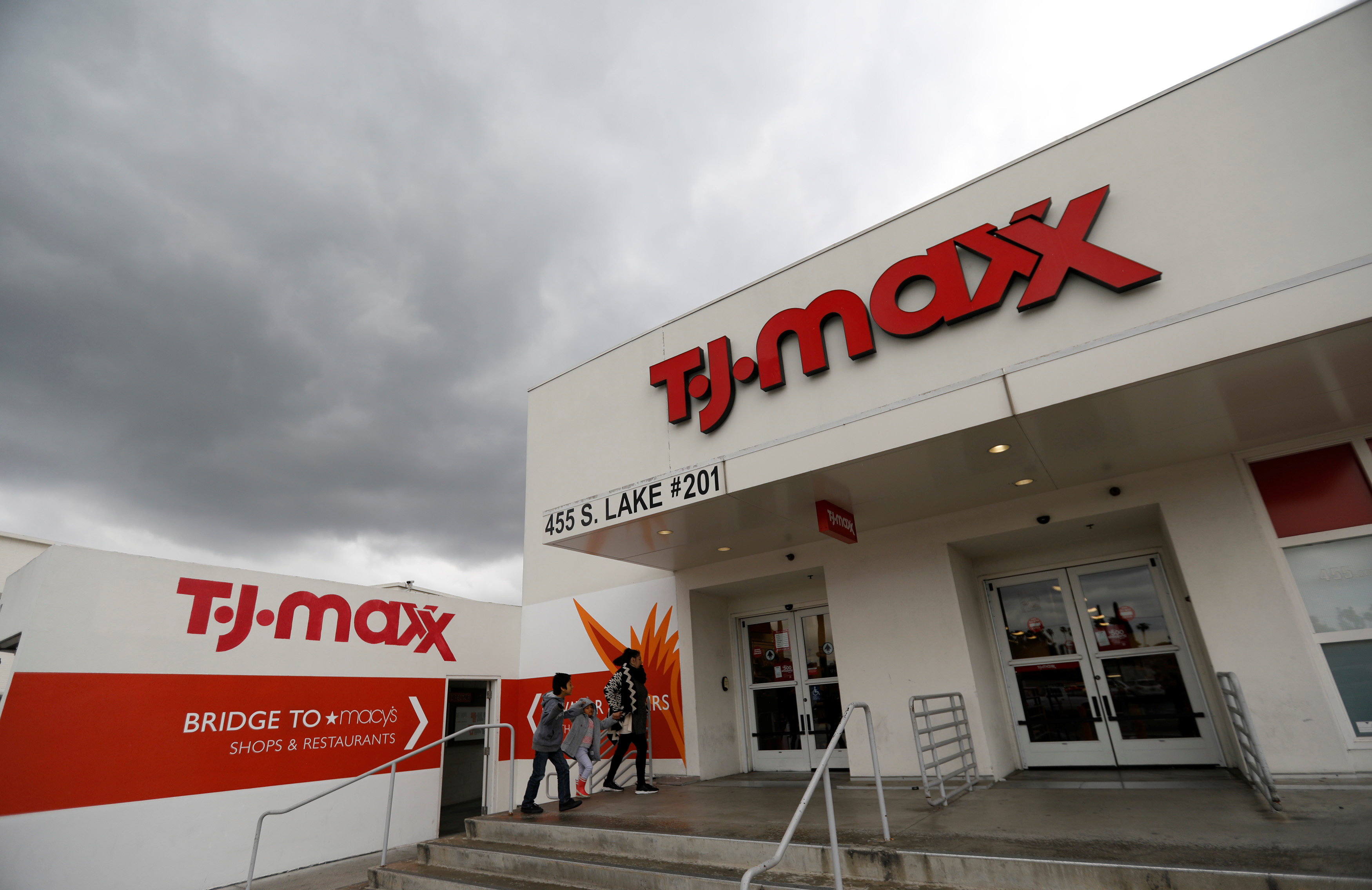 TJ Maxx operator earnings lifted by U.S. reopening, Europe sales drag