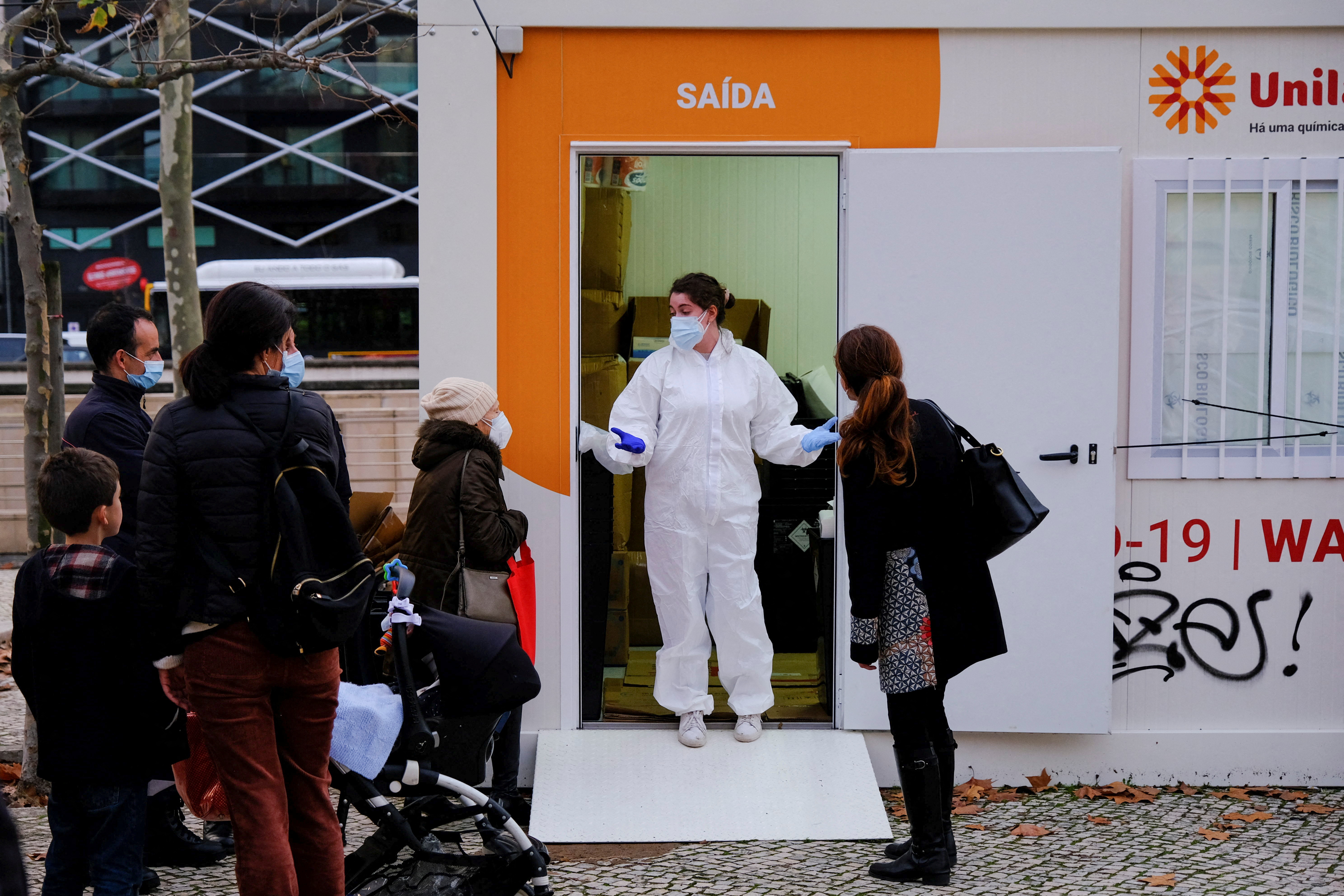 Lisbon residents rush for COVID-19 tests ahead of Christmas