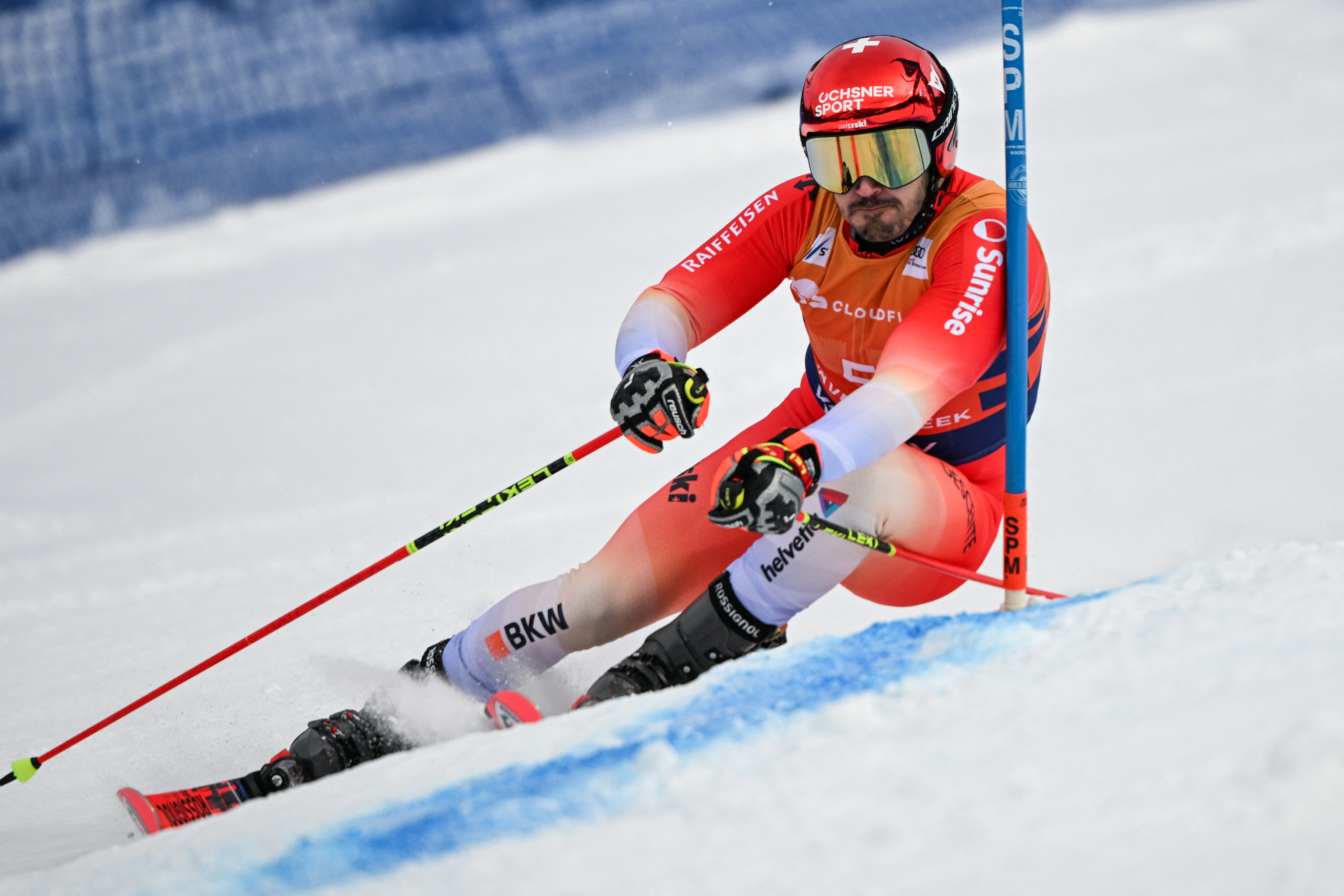 Swiss trio sweep men's giant slalom in Val d'Isere | Reuters