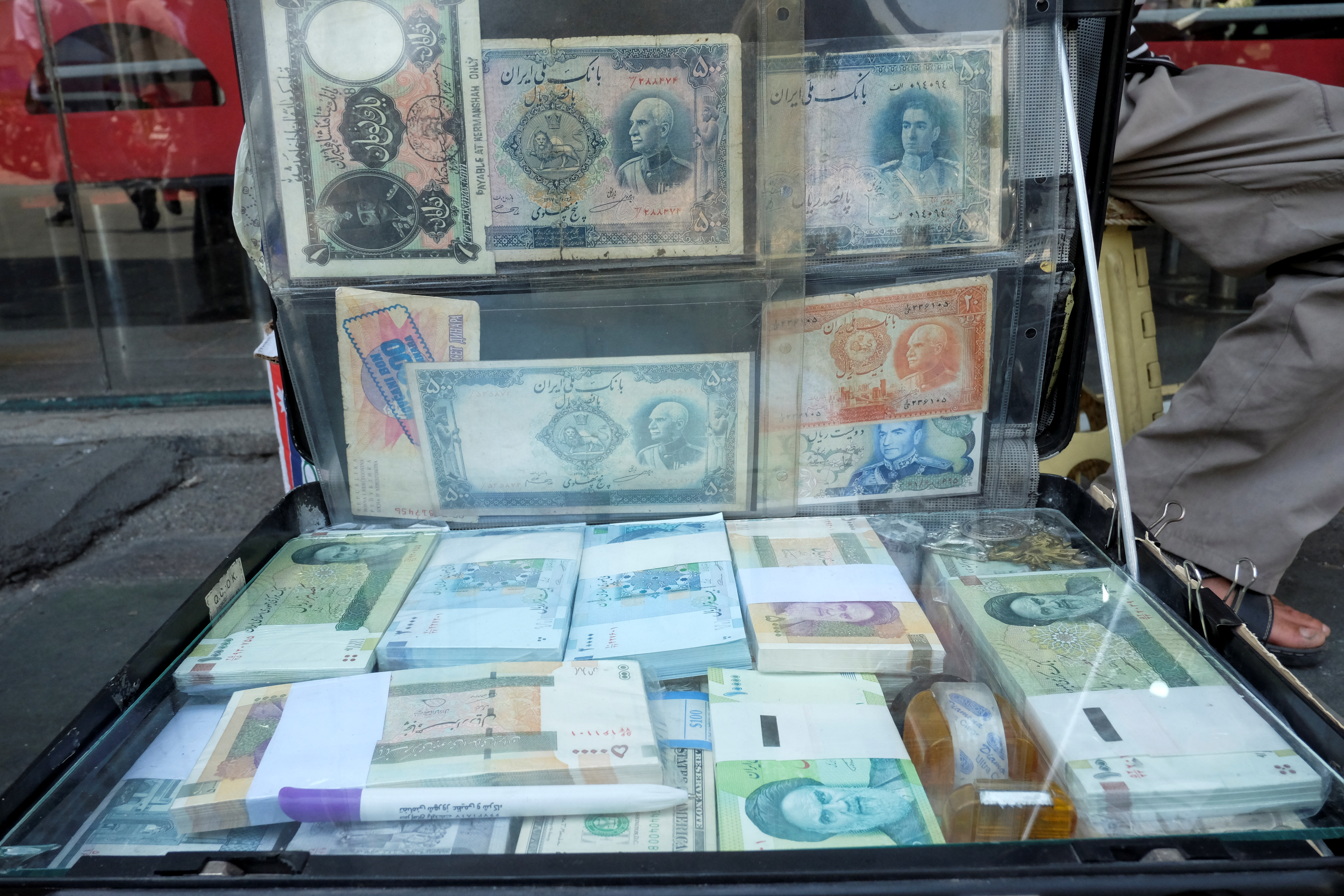 A man displays the Iranian currency at Ferdowsi square in Tehran, Iran July 2, 2020.  Mohamadreza Nadimi/WANA (West Asia News Agency) via REUTERS  