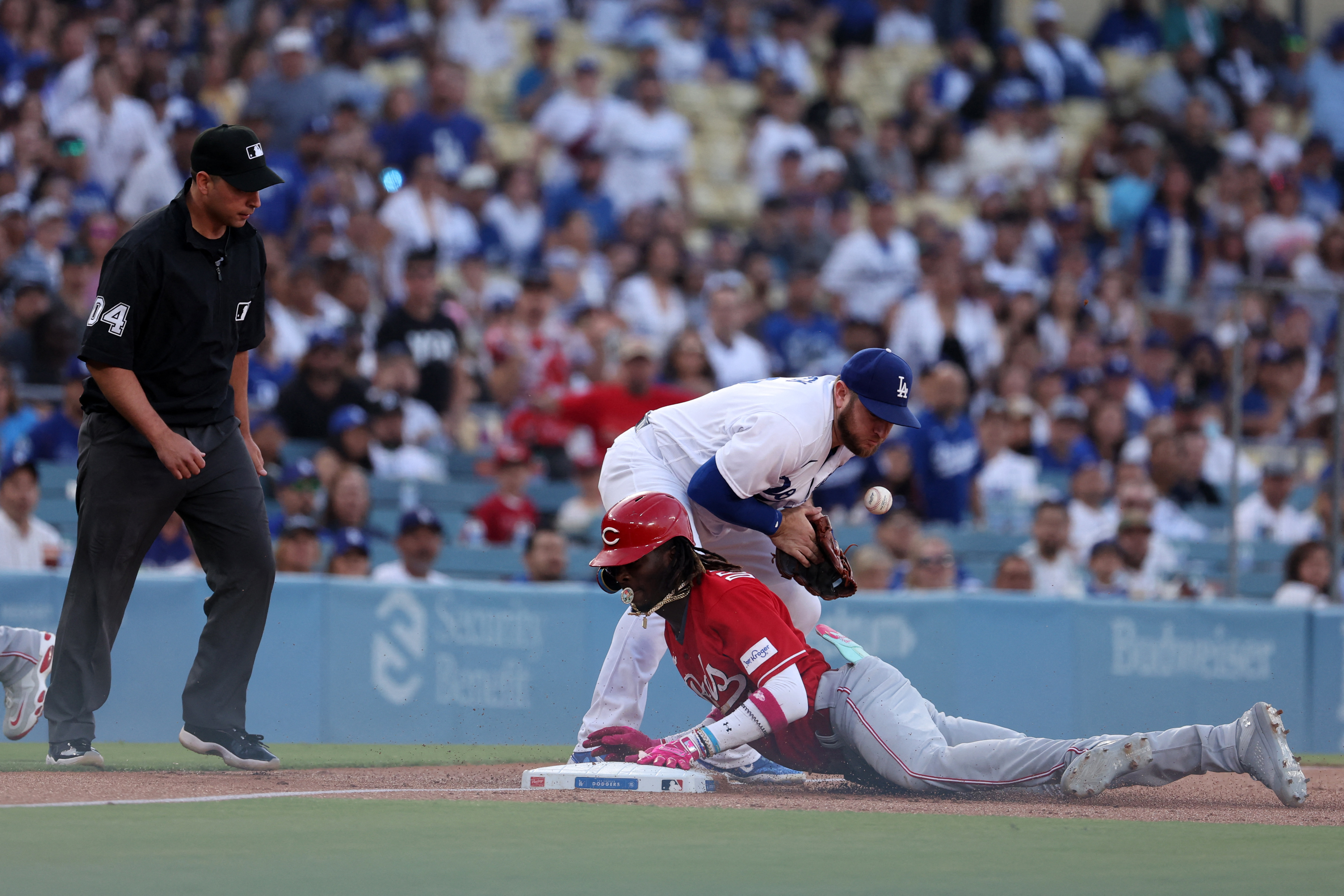 Eugenio Suárez hits 2 homers in Cincinnati Reds win, tied for MLB lead