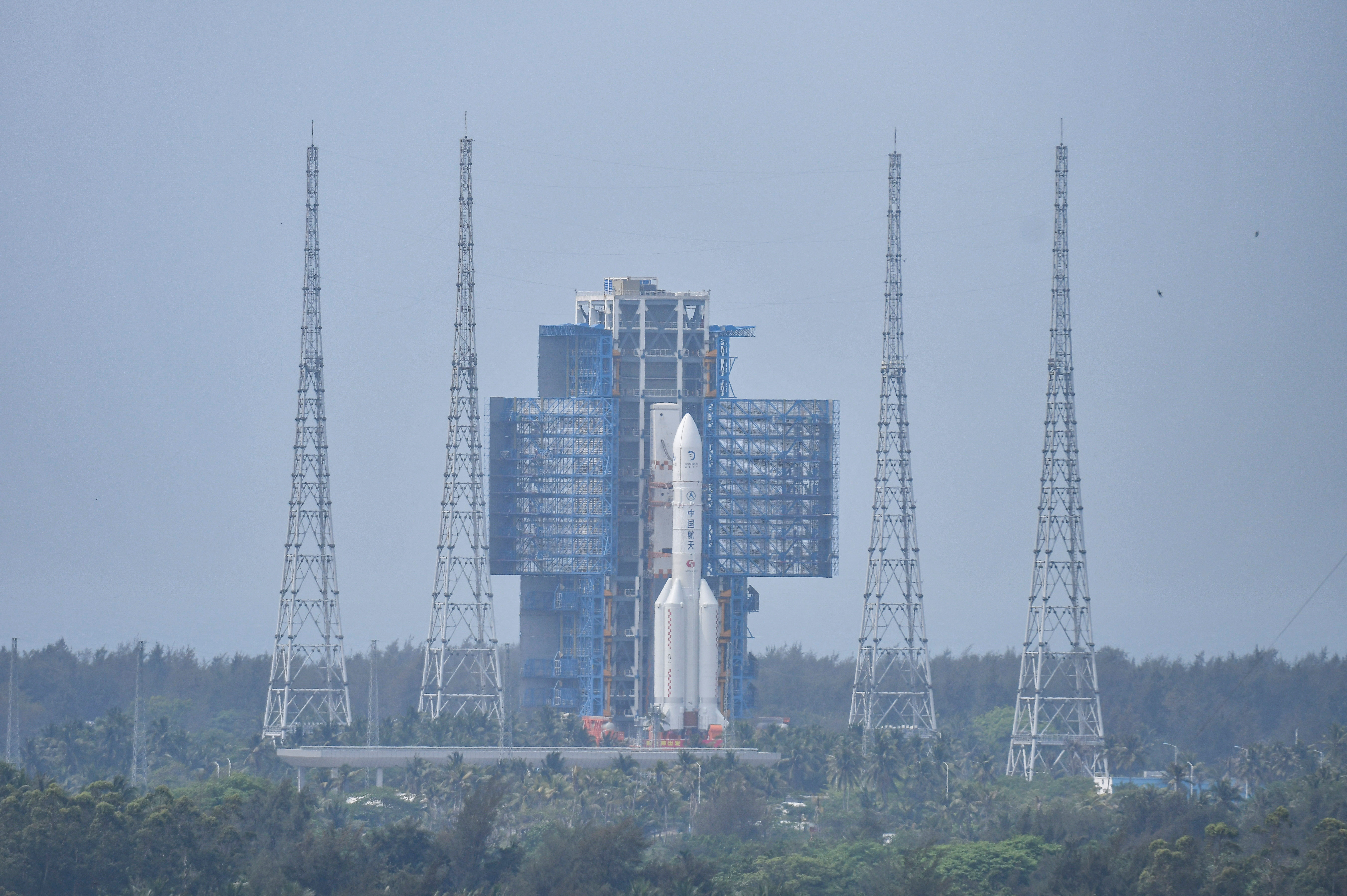 中国無人探査機、月の裏側に着陸成功　初の土壌採取持ち帰りへ