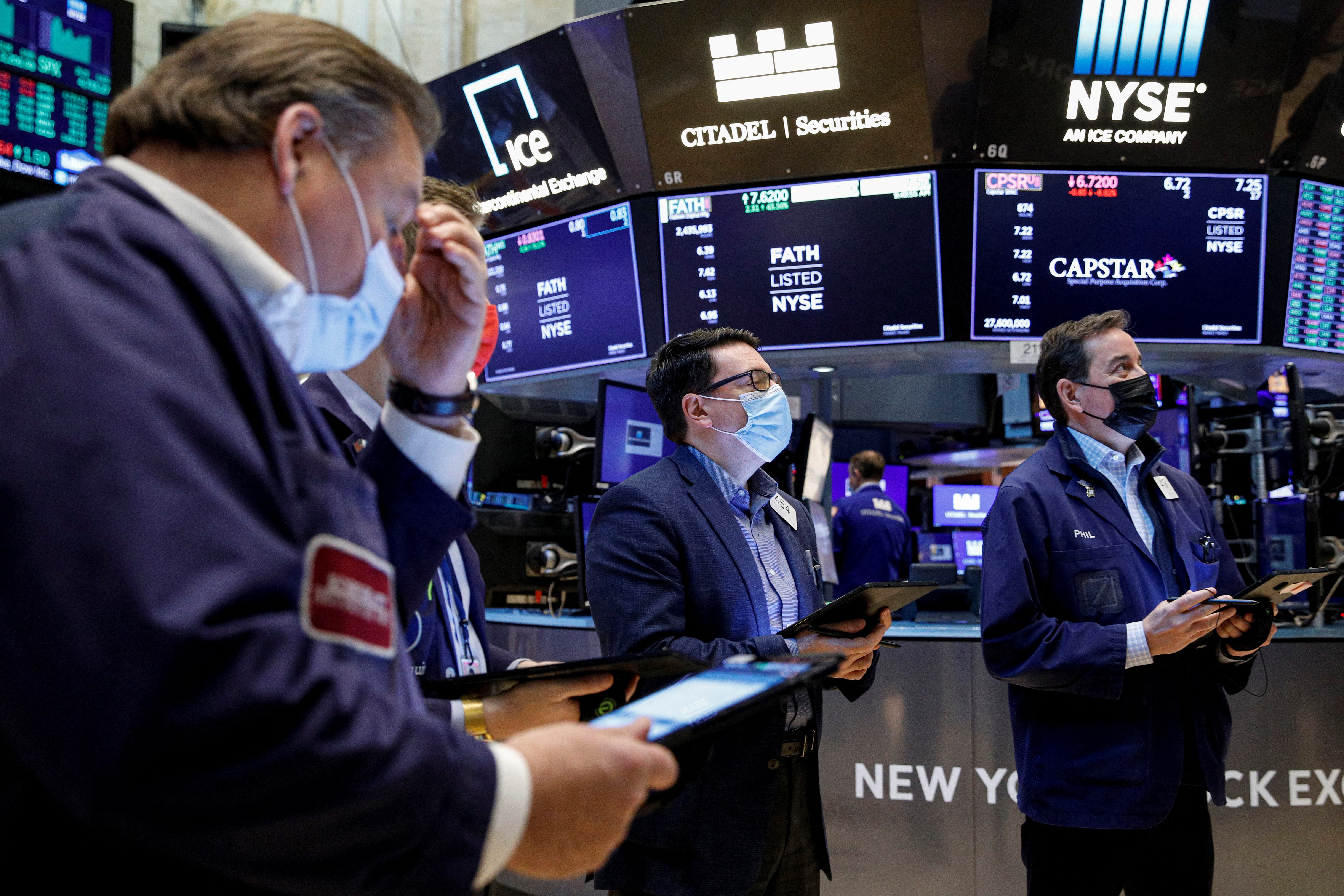 Traders work on the floor of the New York Stock Exchange (NYSE) in New York City, U.S., January 12, 2022. REUTERS/Brendan McDermid
