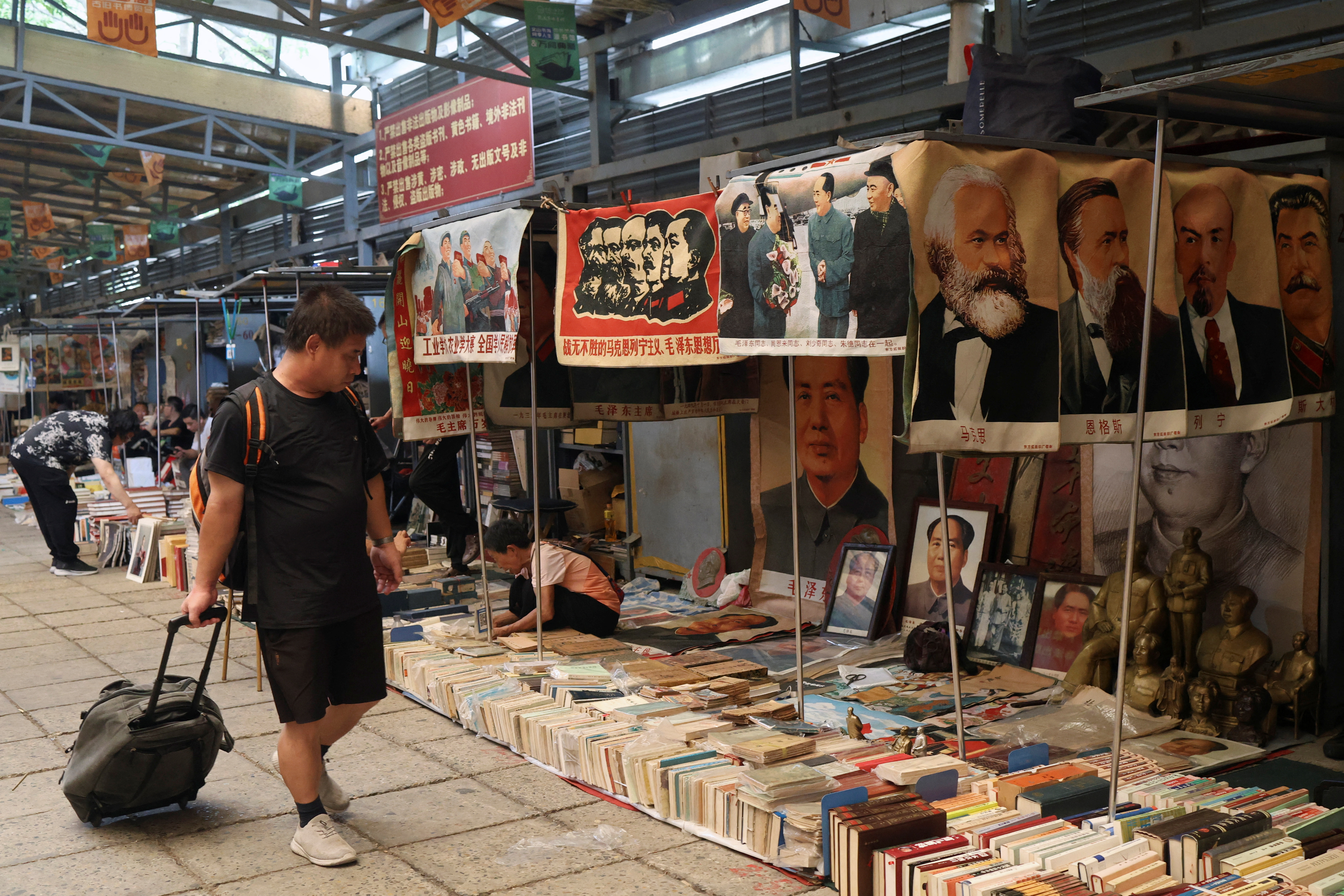 Panjiayuan antique market in Beijing