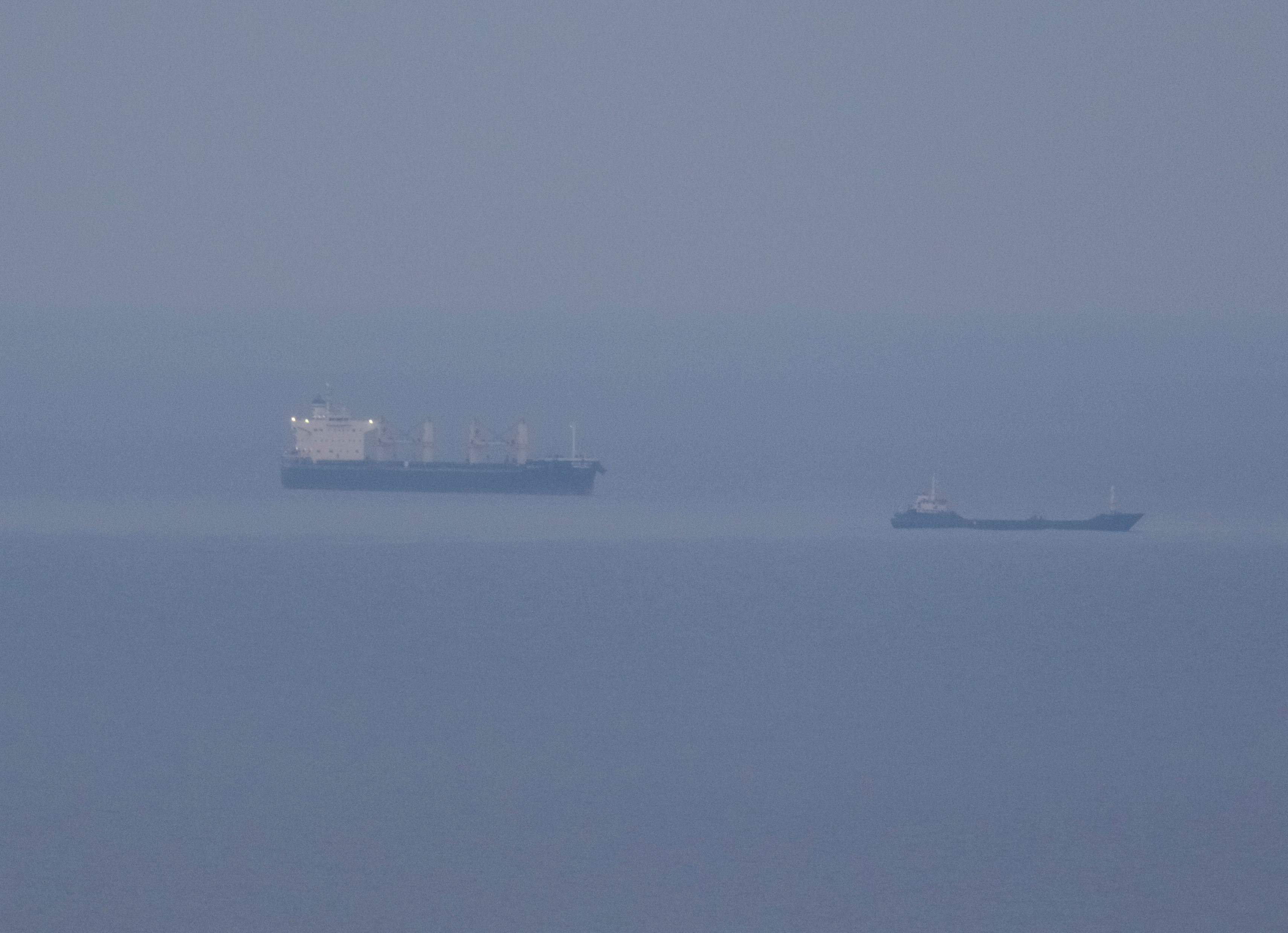 Los barcos de grano que transportan grano ucraniano se ven en el Mar Negro cerca del puerto ucraniano de Odesa