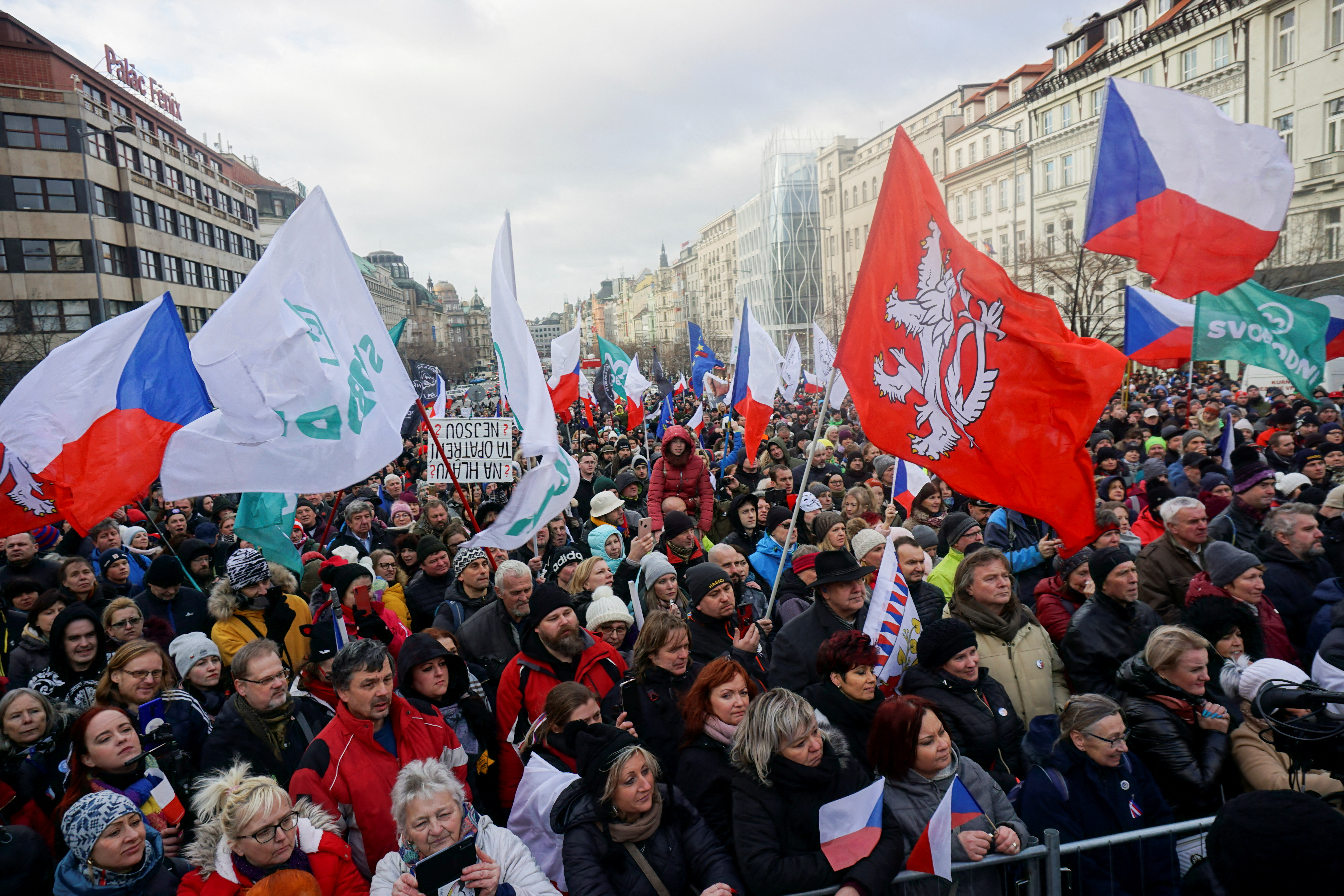 Διαδηλωτές κυματίζουν σημαίες κατά τη διάρκεια διαμαρτυρίας ενάντια στους περιορισμούς της τσεχικής κυβέρνησης που επιβλήθηκαν για τον περιορισμό της εξάπλωσης της νόσου του κοροναϊού (COVID-19) στην Πράγα, Δημοκρατία της Τσεχίας, 30 Ιανουαρίου 2022. REUTERS/Jiri Skacel