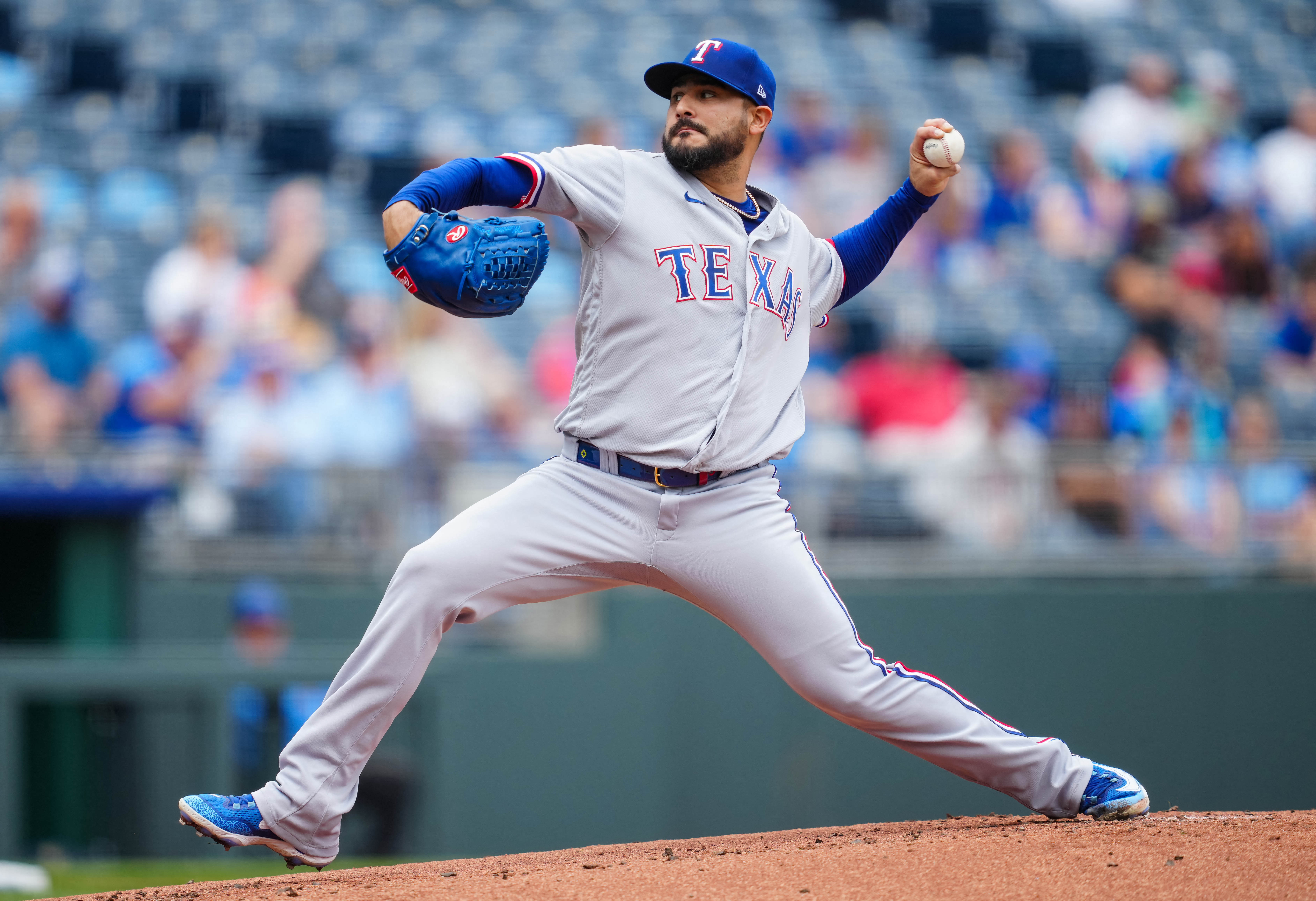 Rangers complete sweep of Royals with offensive barrage