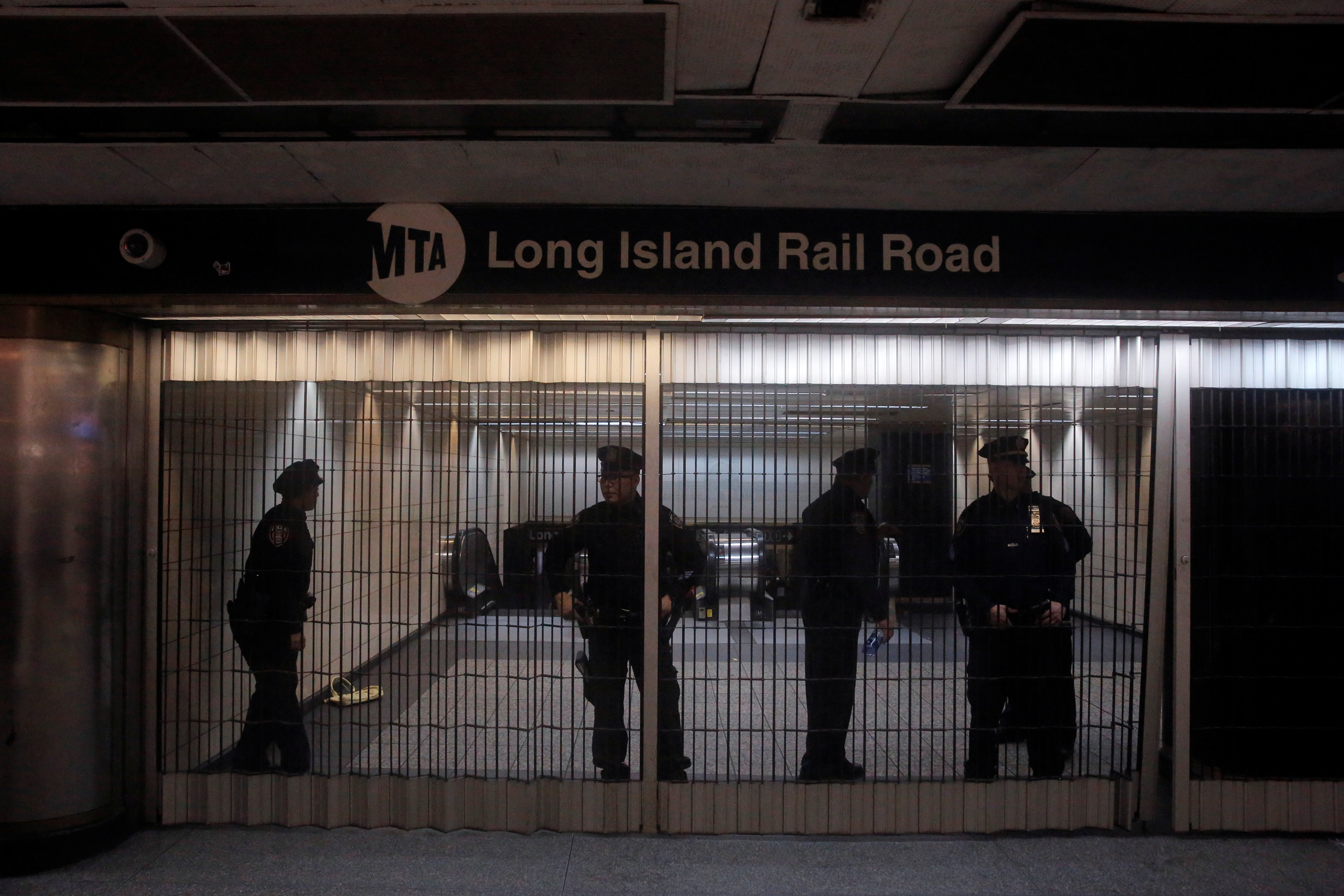 Μέλη της αστυνομίας της Μητροπολιτικής Αρχής Μεταφορών στέκονται πίσω από μια κλειστή είσοδο στο σταθμό Pennsylvania (Penn.) μετά από πολλαπλές καθυστερήσεις στη σιδηροδρομική υπηρεσία Long Island Rail Road κατά τη διάρκεια ενός χειμώνα και του Πάσχα στη Νέα Υόρκη