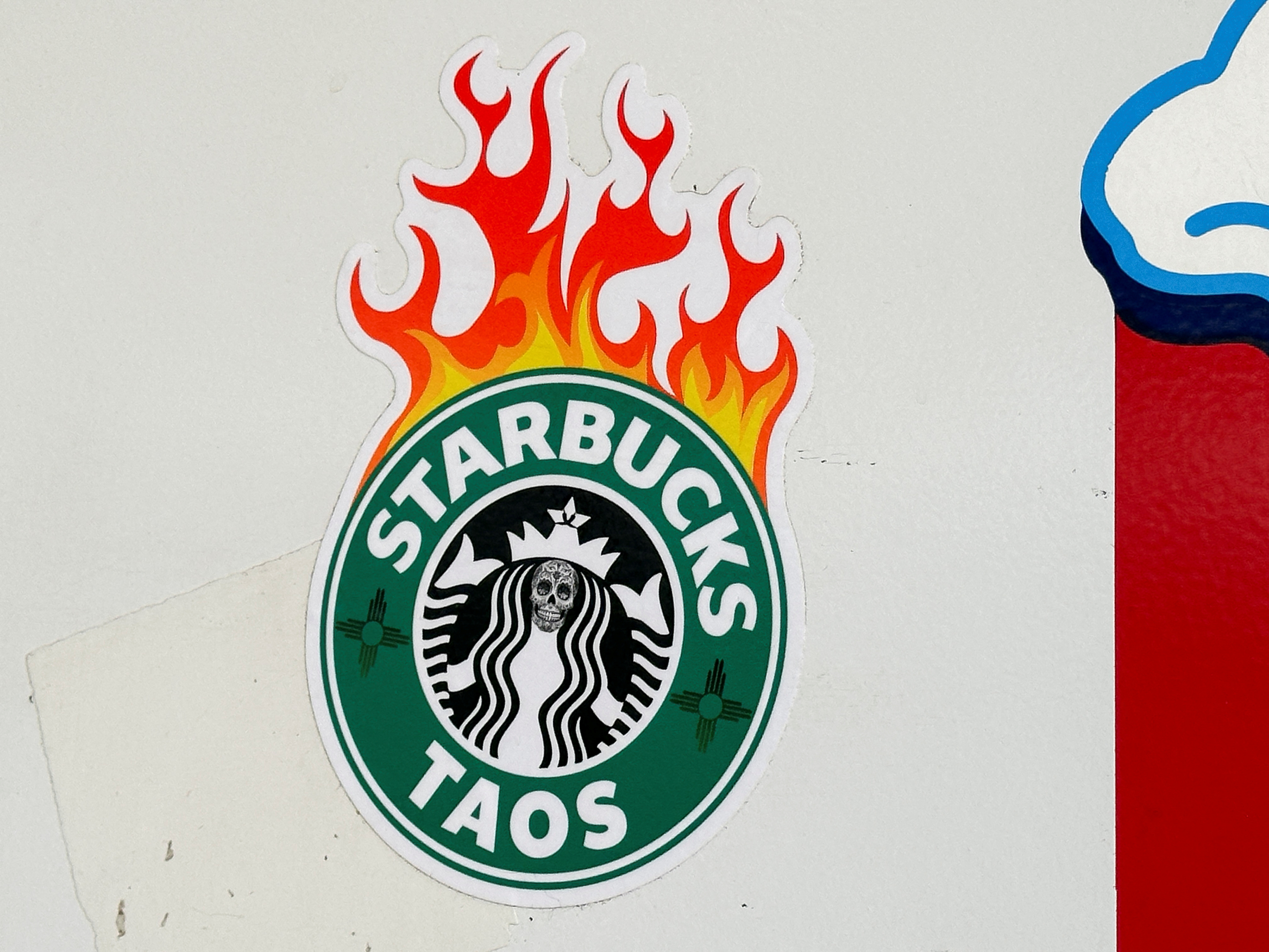 Starbucks de Nuevo México recibe el apodo de 'Charbucks' tras ataques incendiarios