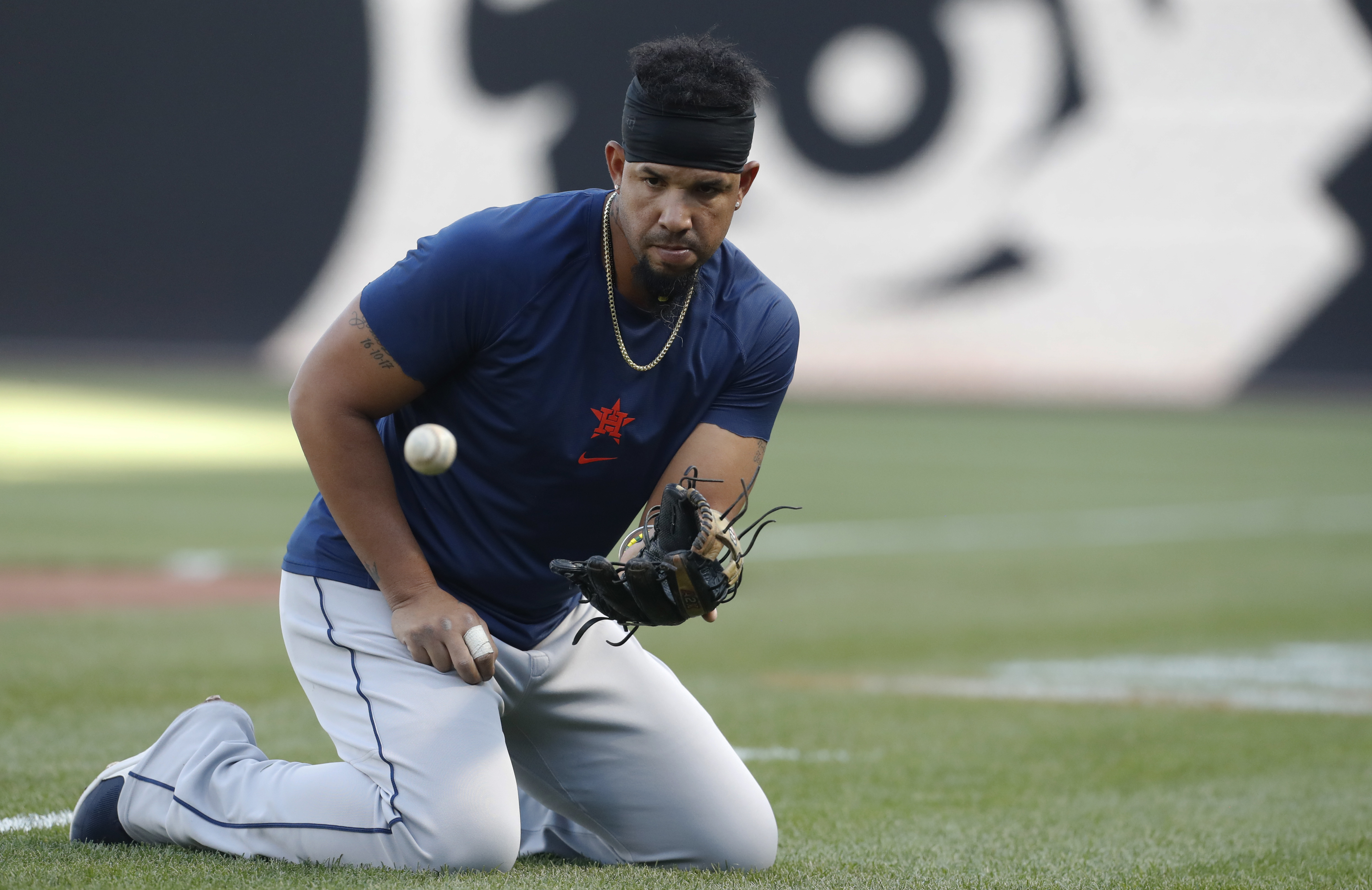 Astros pound out 13 hits, hammer Pirates 8-2