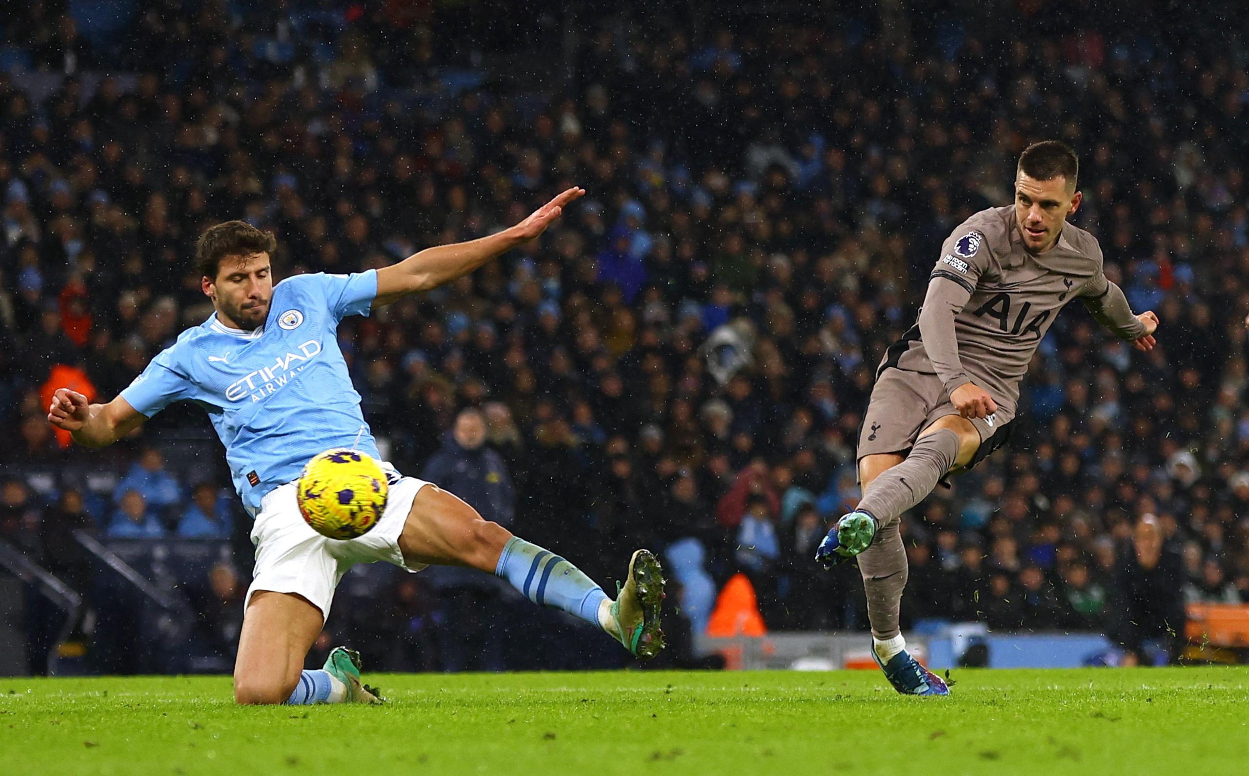 Man City held again in six-goal Spurs thriller, Liverpool move