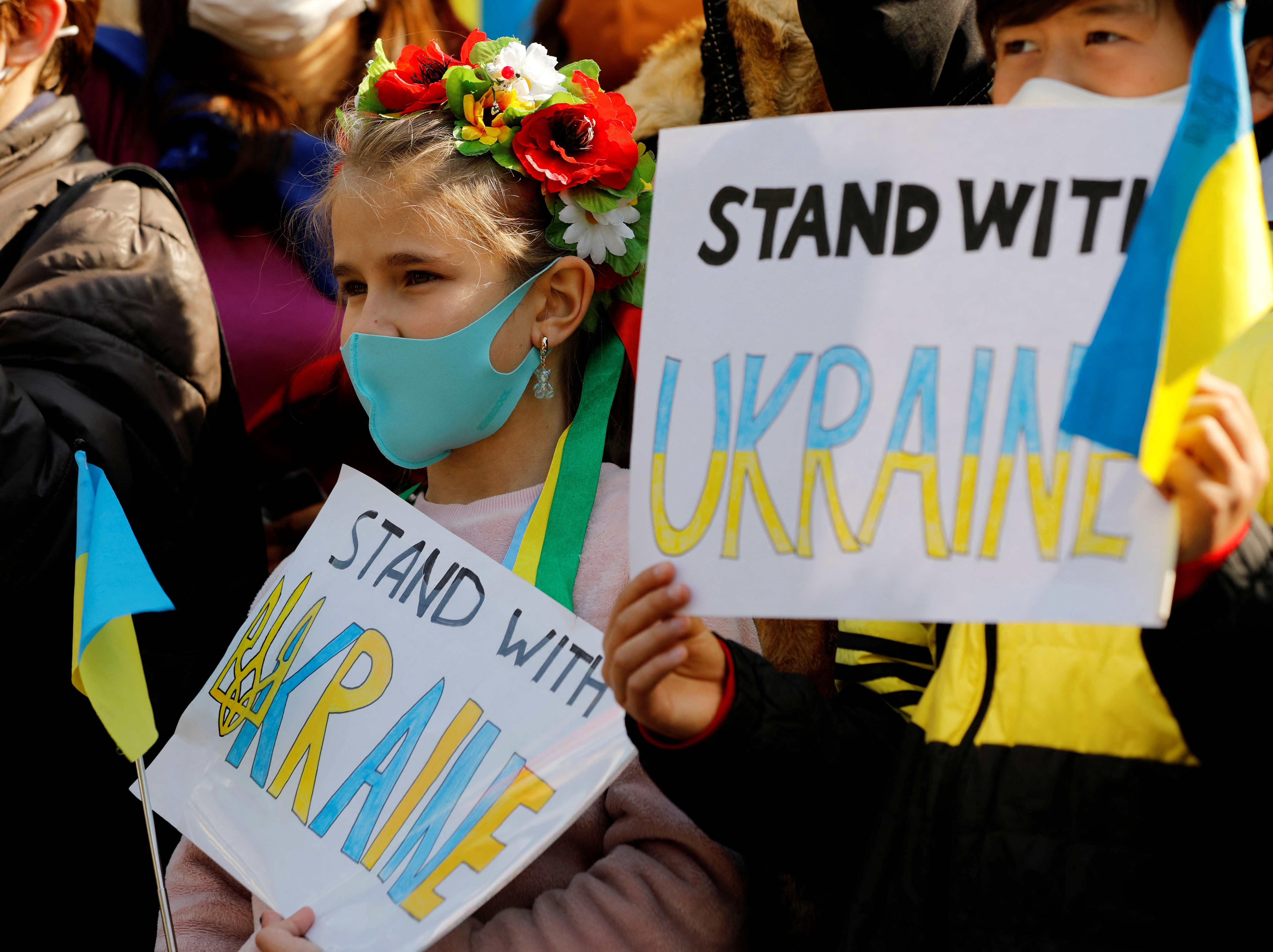 Trẻ em Ukraine cầm biểu ngữ trong cuộc mít tinh phản đối việc Nga xâm lược Ukraine, tại Tokyo, Nhật Bản, ngày 26 tháng 2 năm 2022.