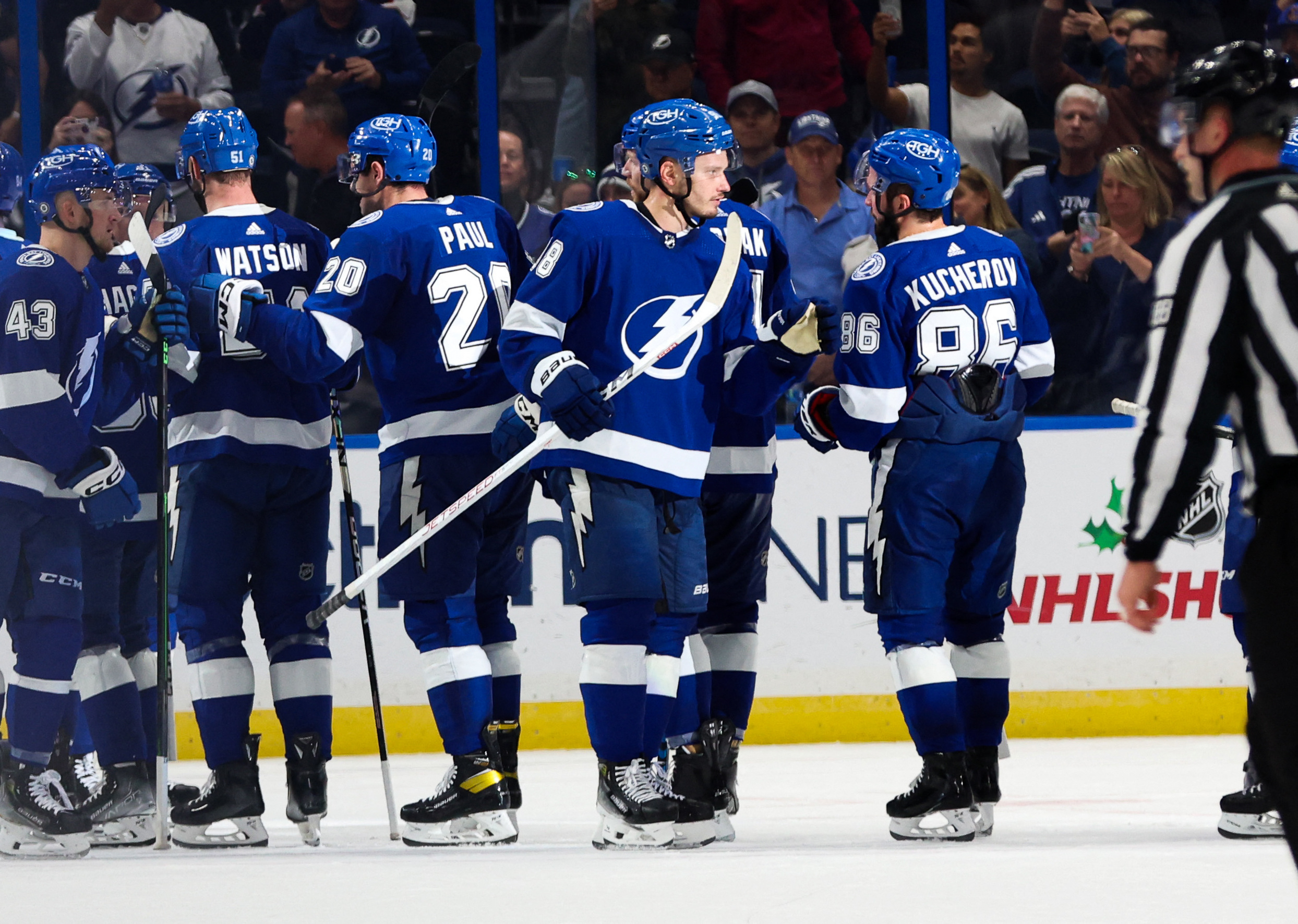 Lightning continue home mastery of Oilers | Reuters