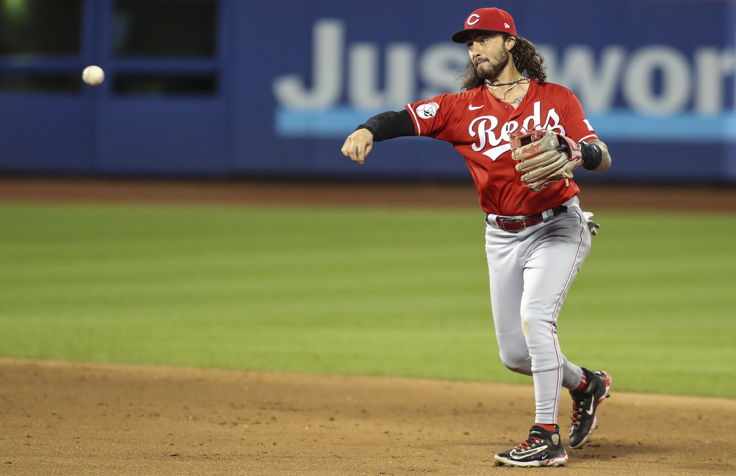 Reds top Mets, maintain grip on wild-card spot