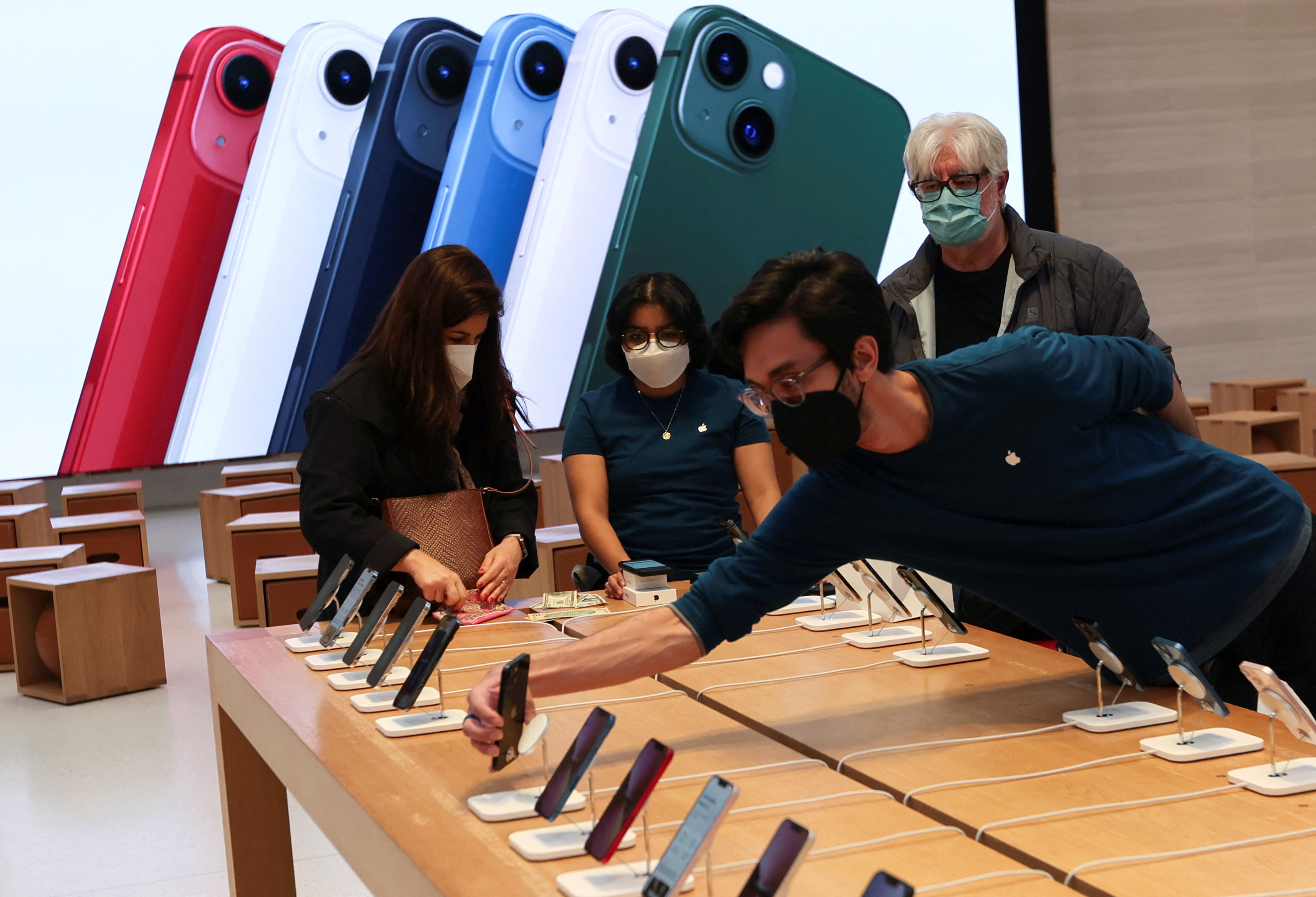 Apple shuts several retails stores in US due to Covid surge, HR