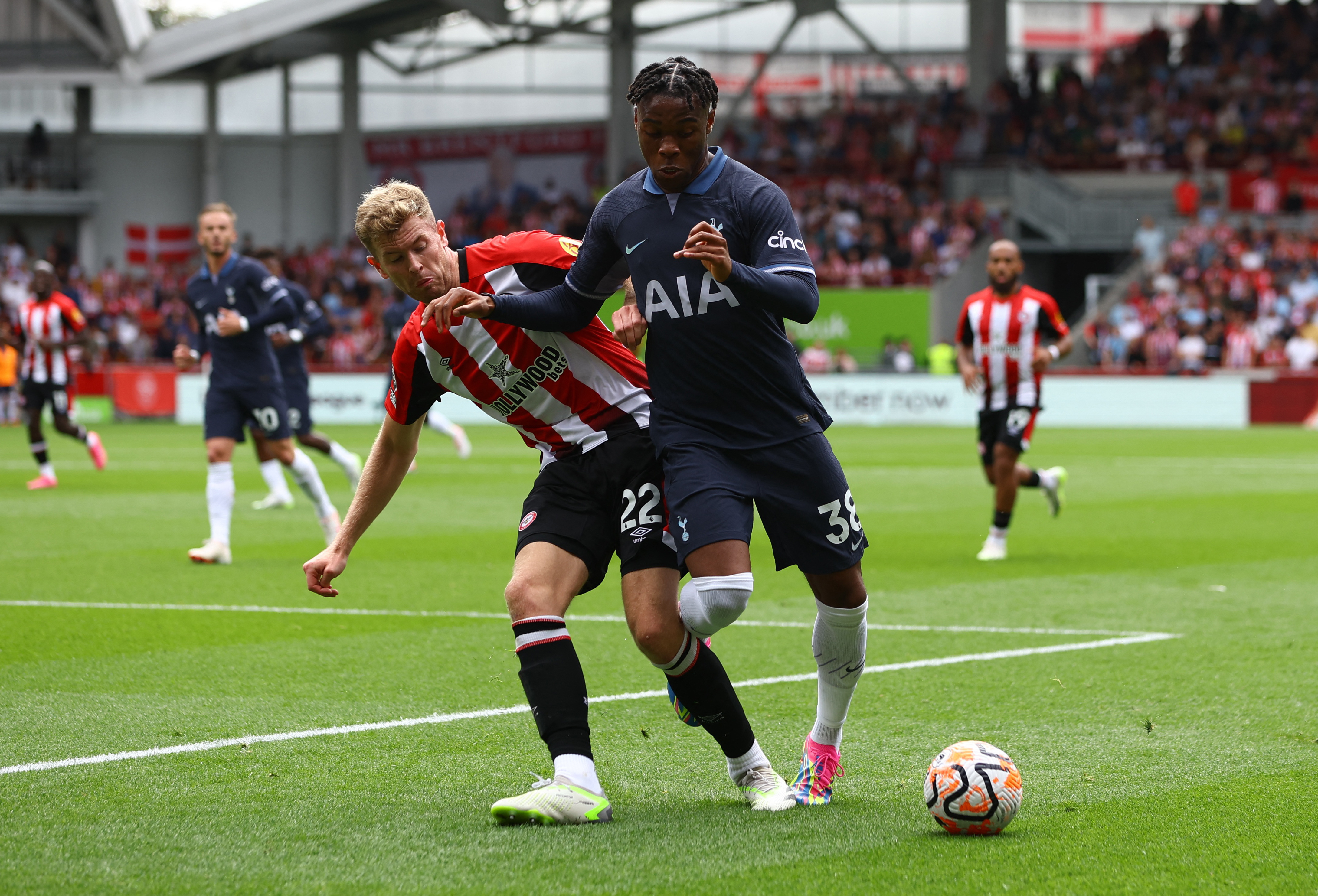 Tottenham sai atrás e arranca empate com o Brentford na retomada do Inglês  - Superesportes