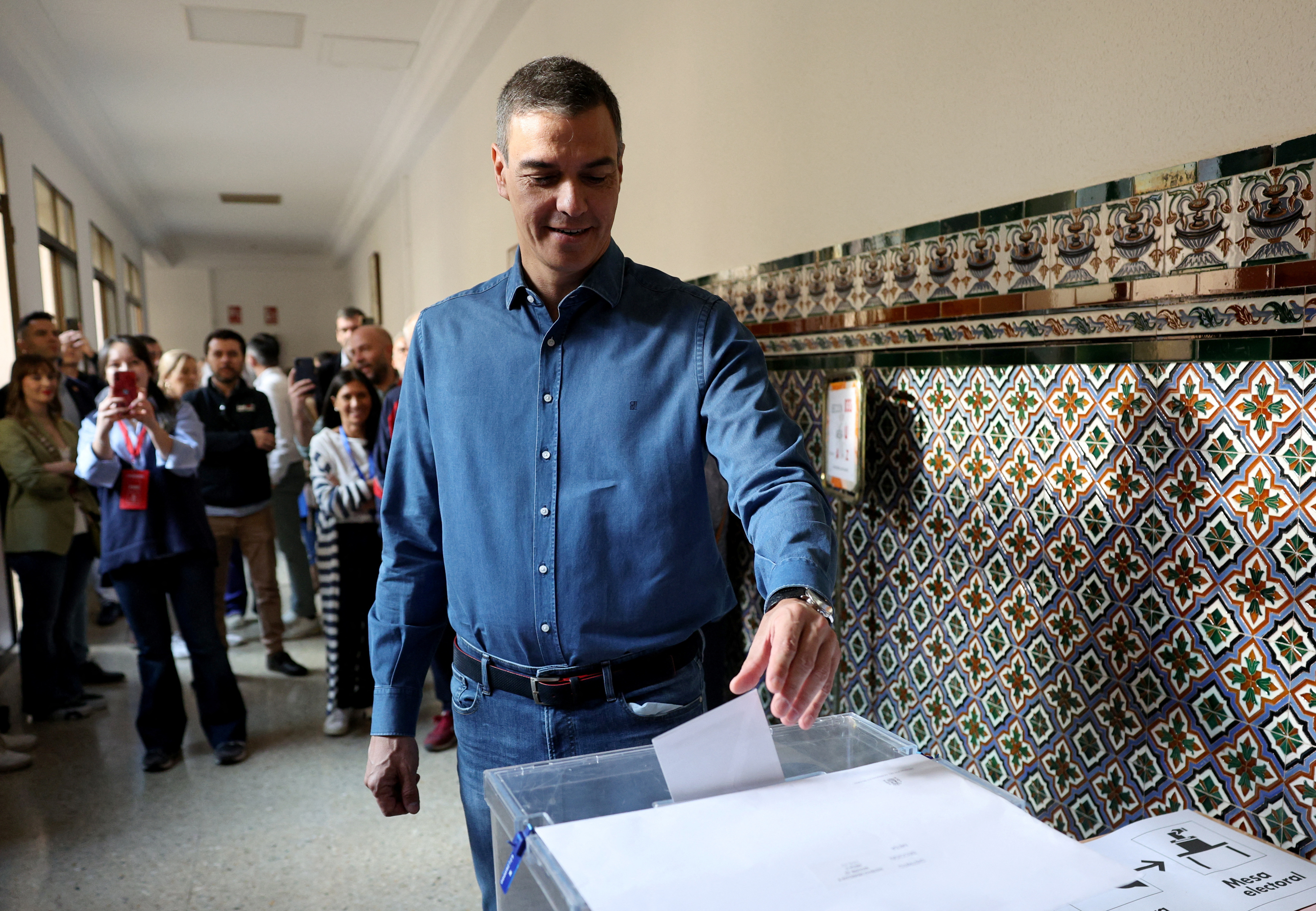 欧州議会選、スペインは中道派が極右抑える　首相の地位強化へ