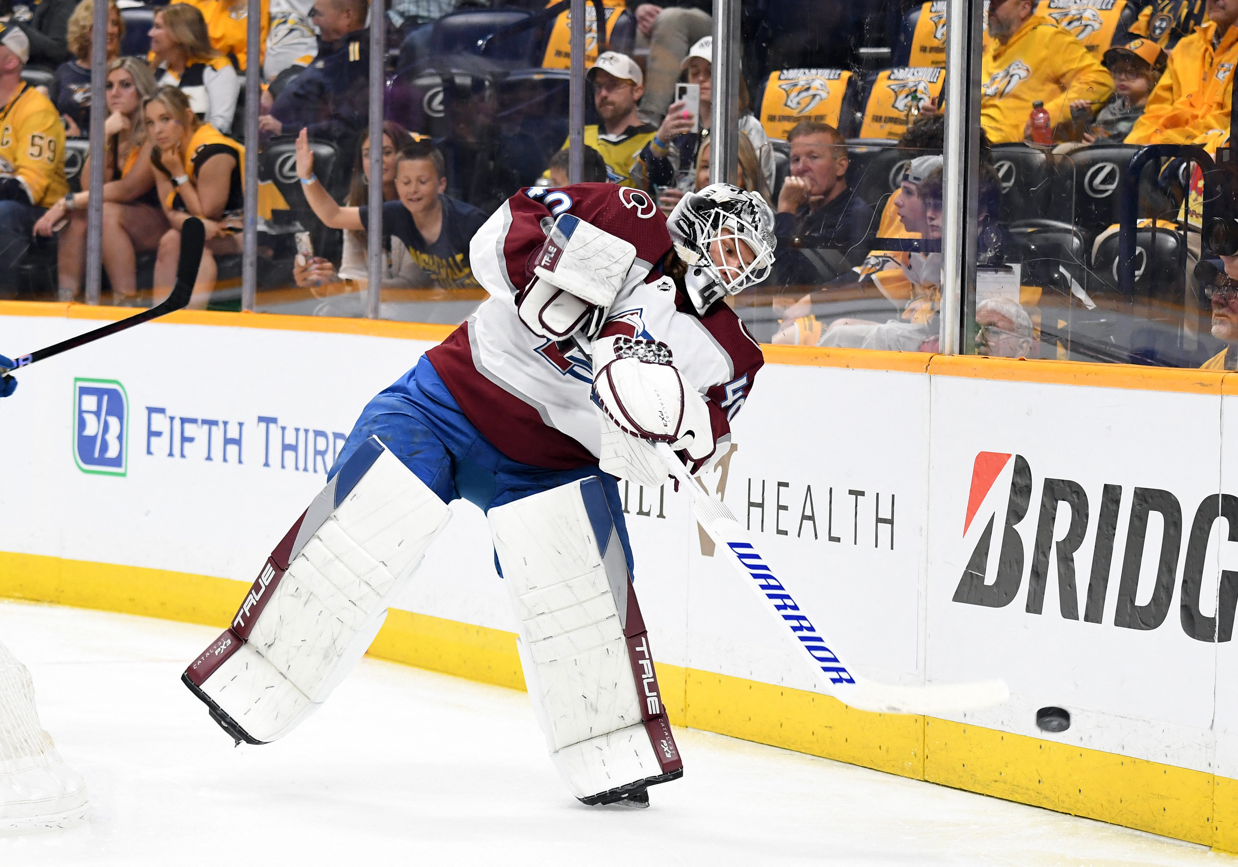 Nathan MacKinnon's hat trick lifts Avs to Central title