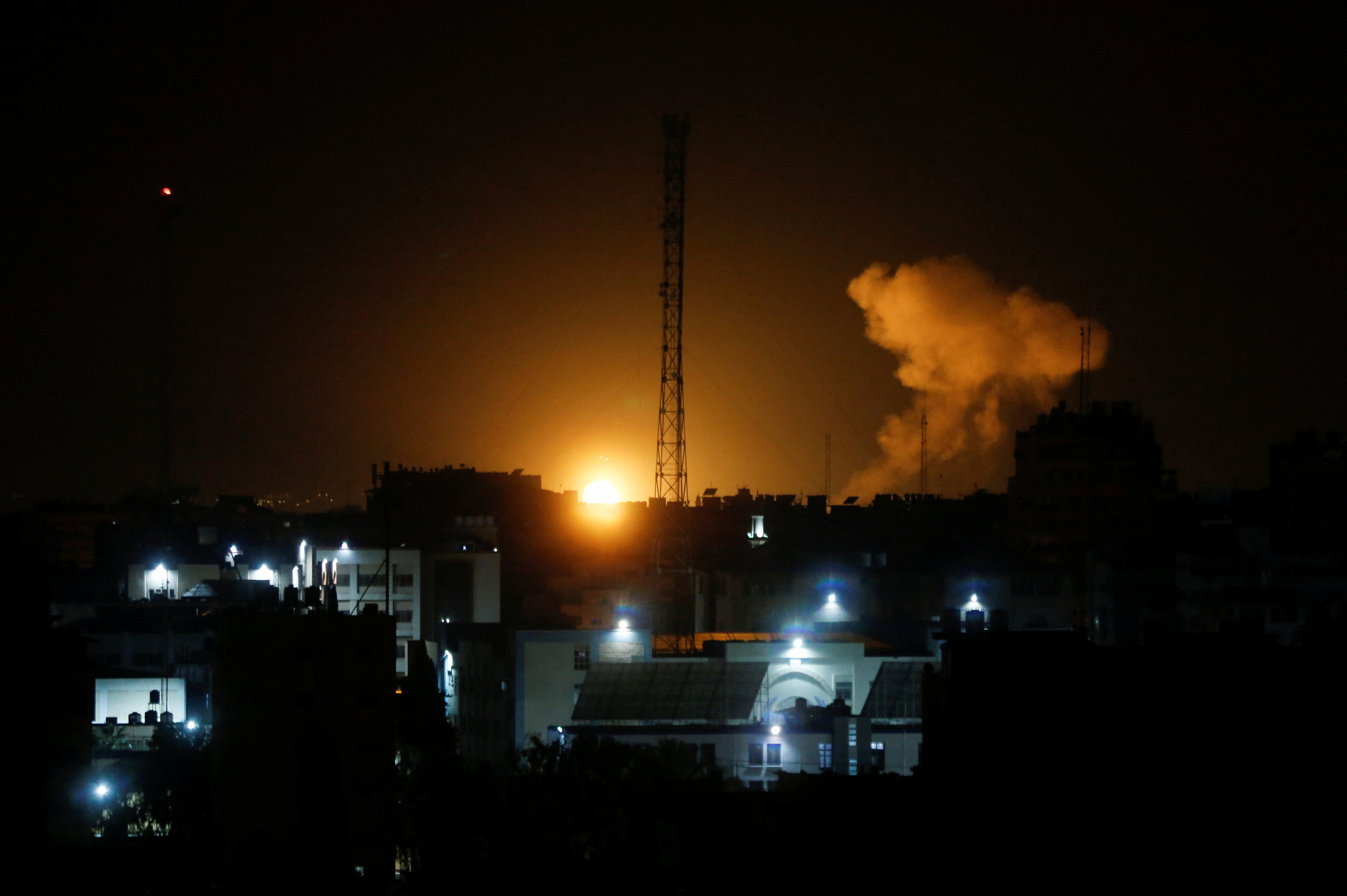 Fumul și flăcările se ridică în timpul atacurilor aeriene israeliene asupra orașului Gaza
