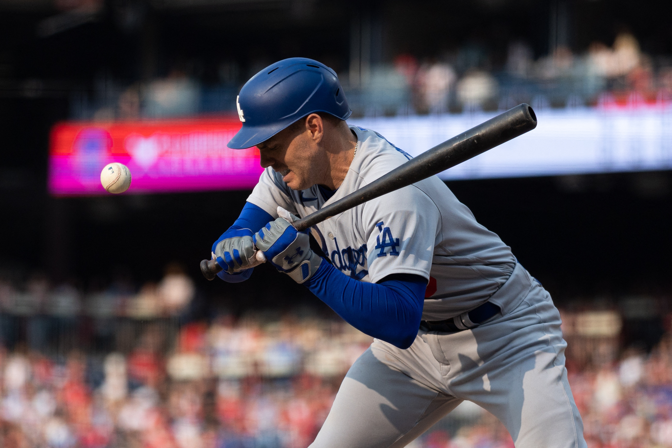 J.D. Martinez homers as Dodgers pound Phillies