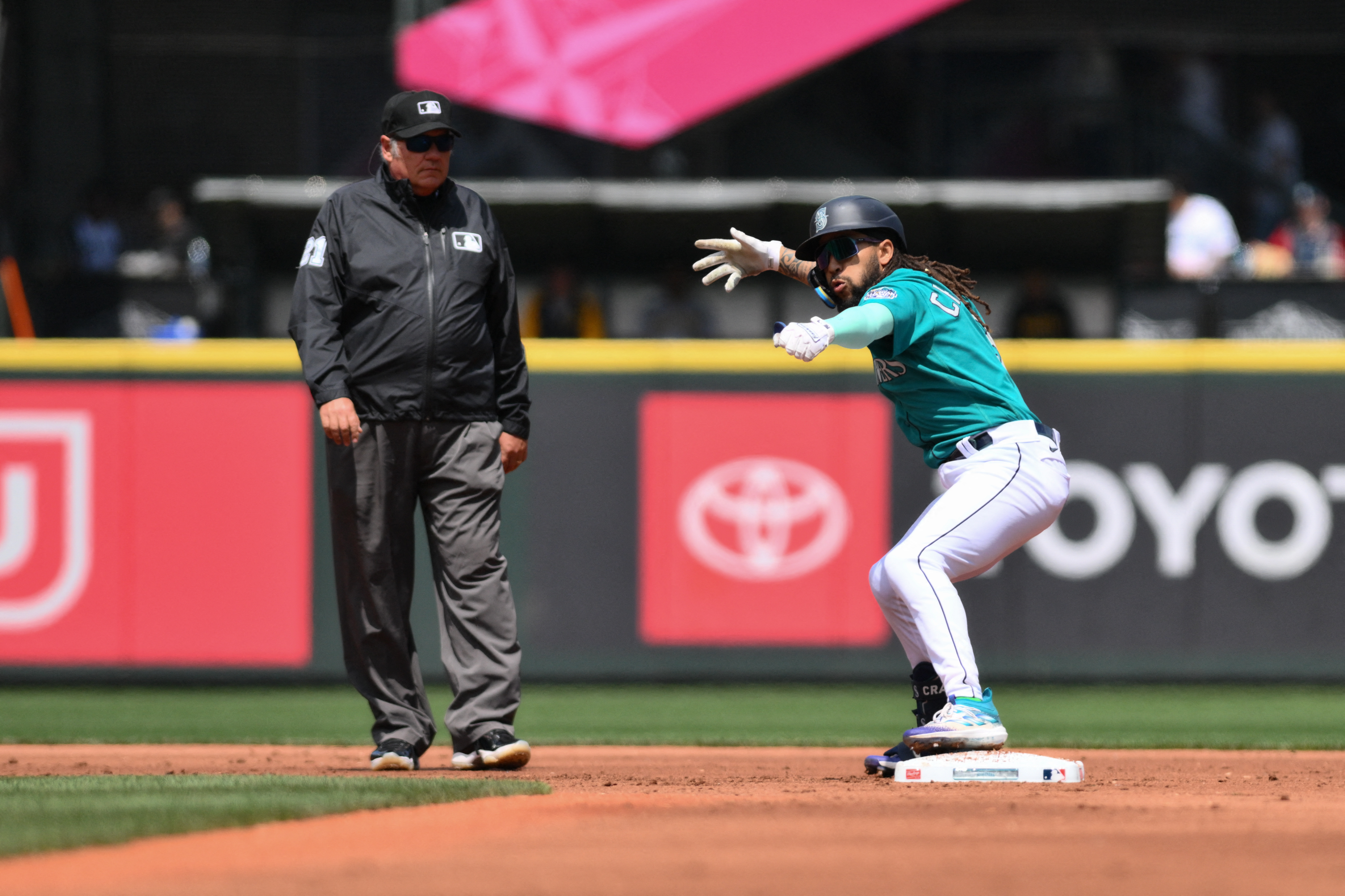 Luis Castillo strikes out 10 as Seattle Mariners beat Pittsburgh