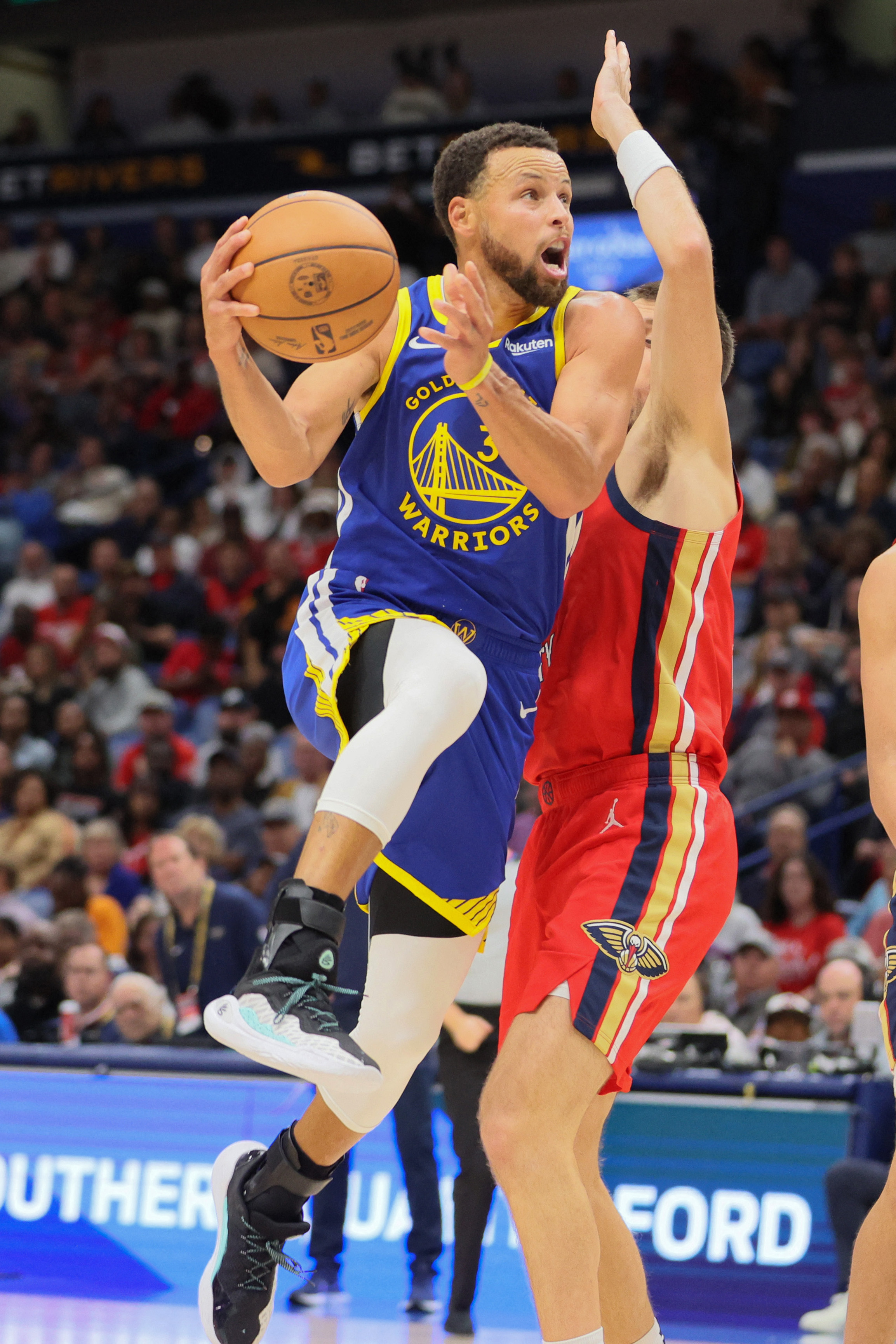 Steph Curry pours in 42 as Warriors roll over Pelicans | Reuters