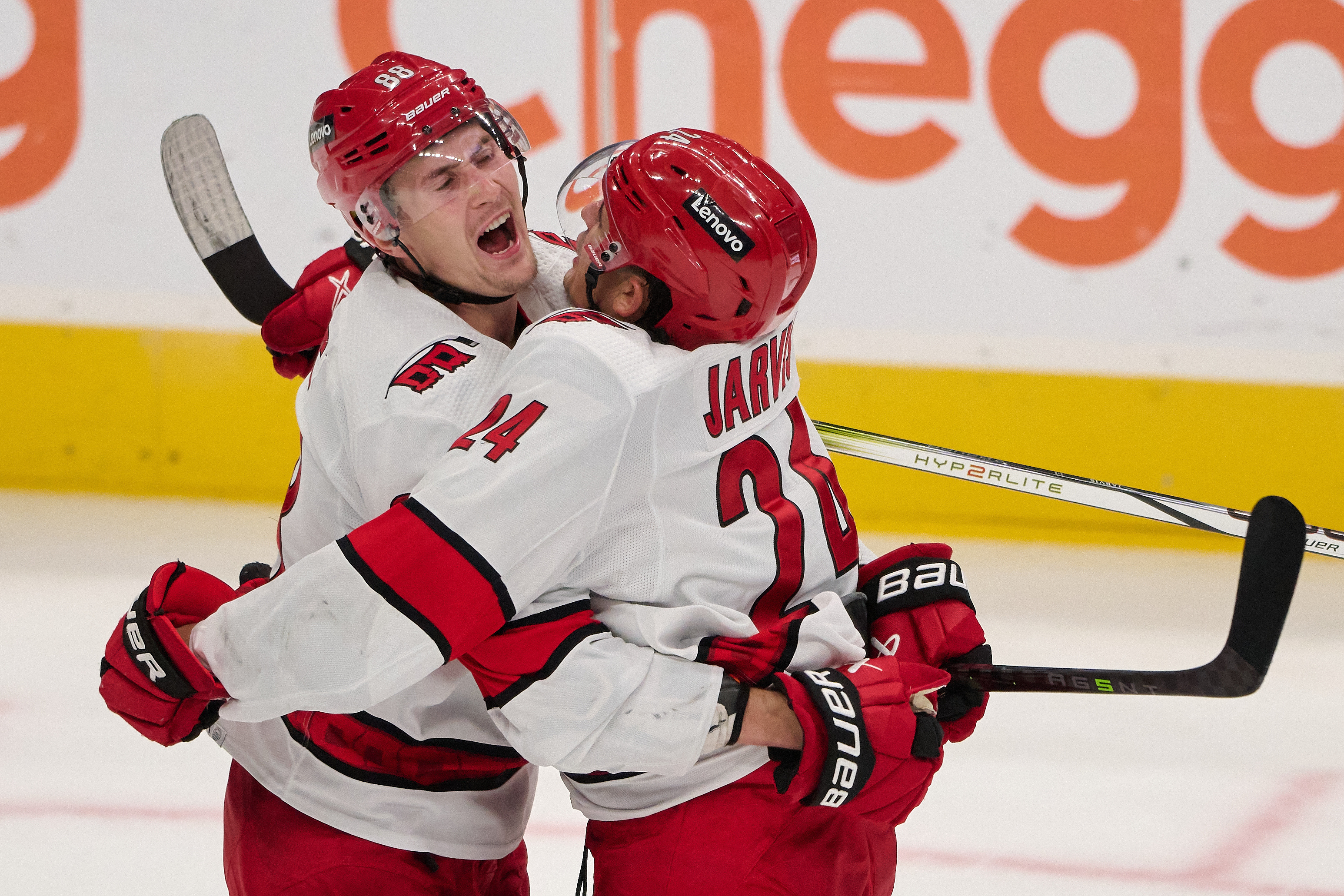 Hurricanes score 4 in 3rd to rally past Sharks