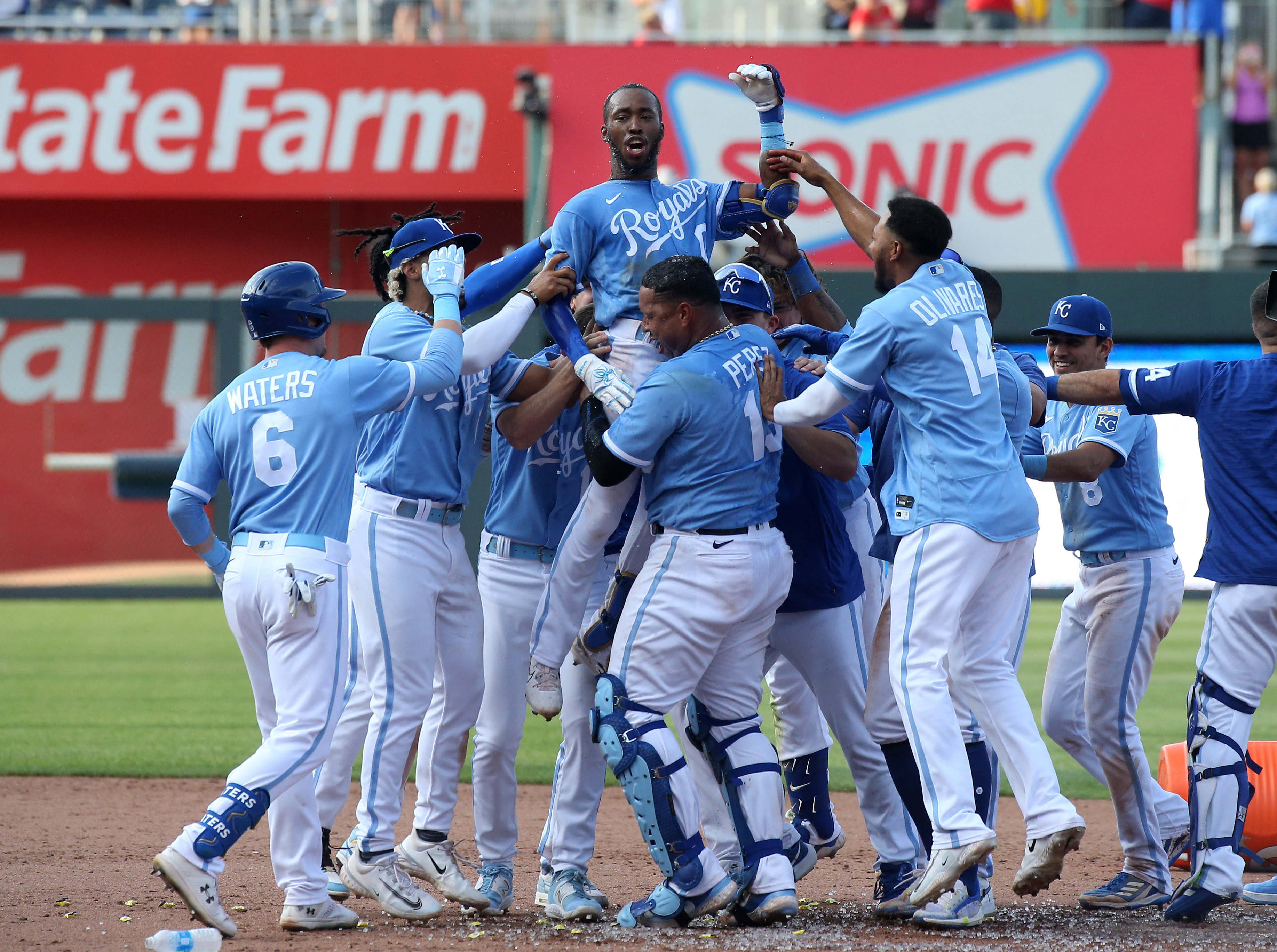 MLB roundup: Royals erase 6-run deficit, stun Angels