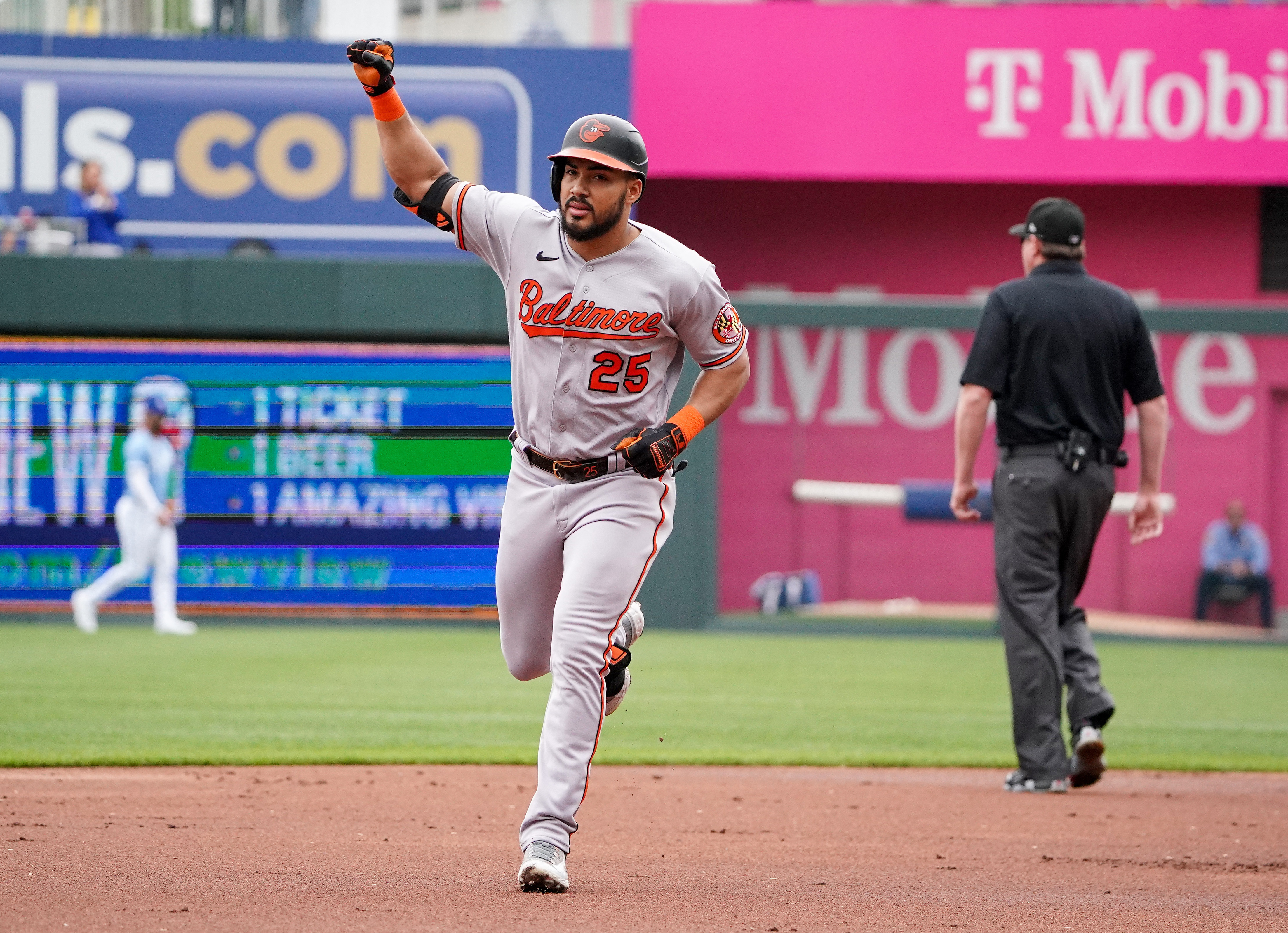 Orioles outscore Royals to take series