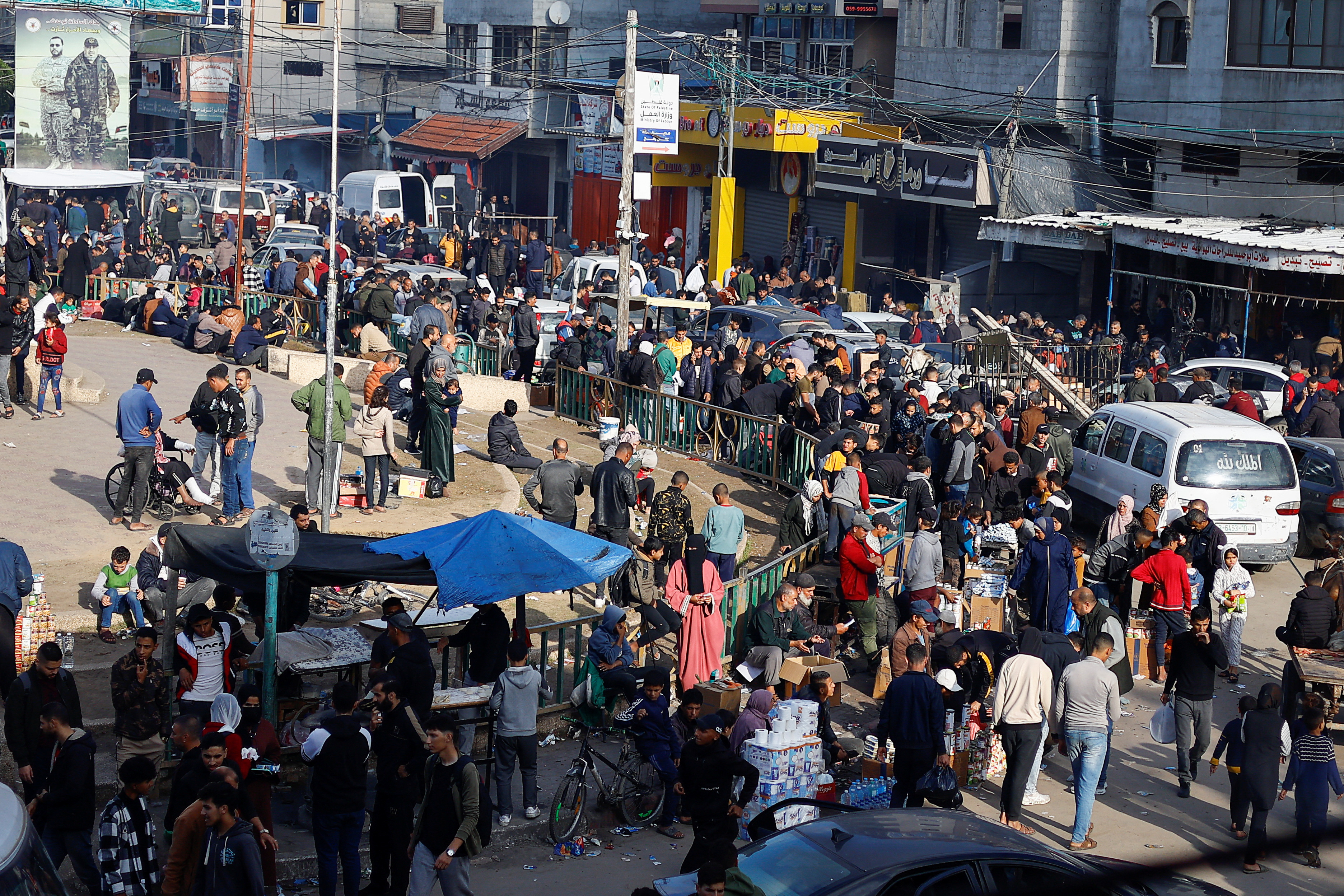 Παλαιστίνιοι ψωνίζουν σε μια αγορά, στη Ράφα