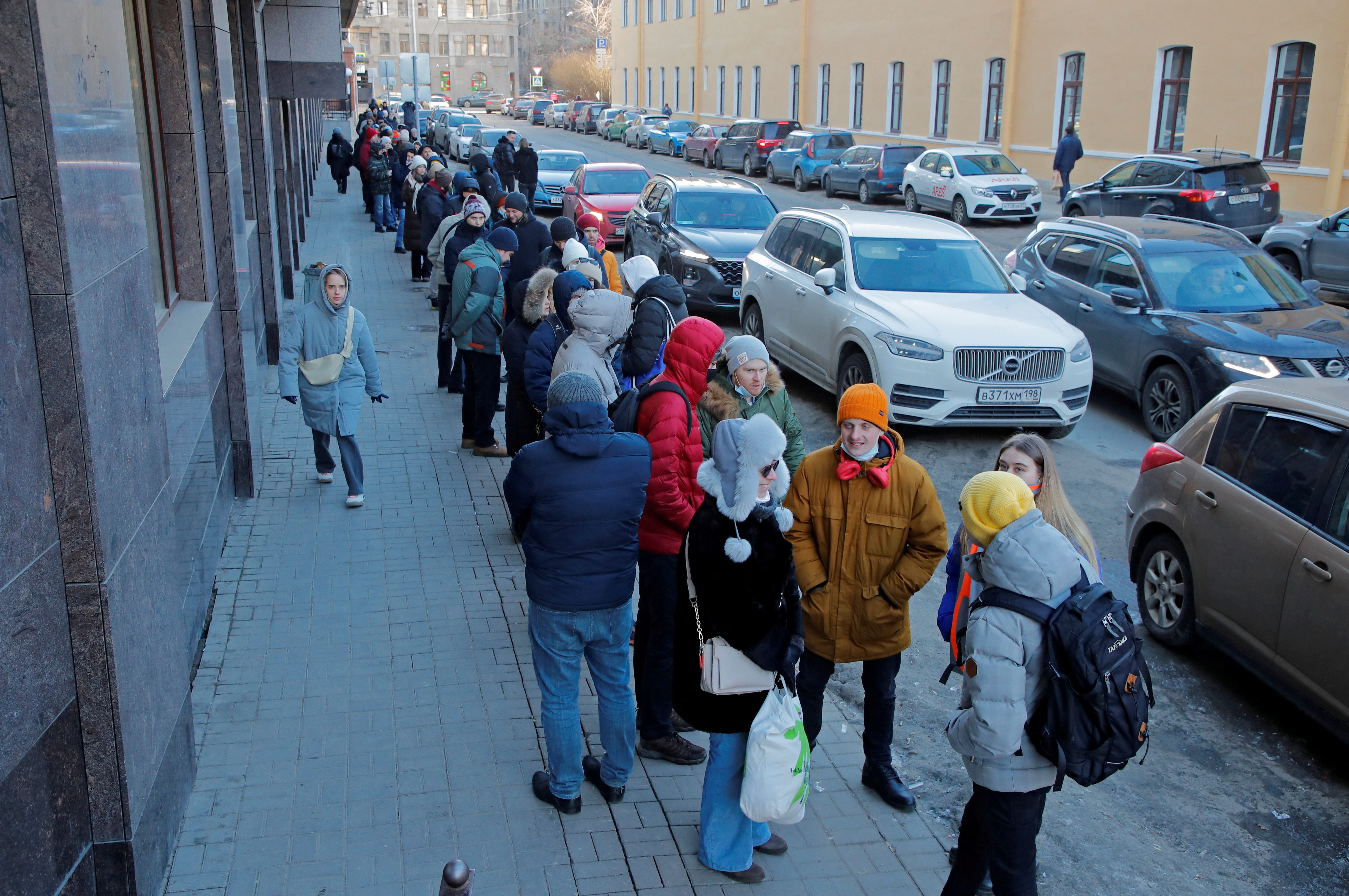 La gente hace cola para usar un cajero automático en San Petersburgo
