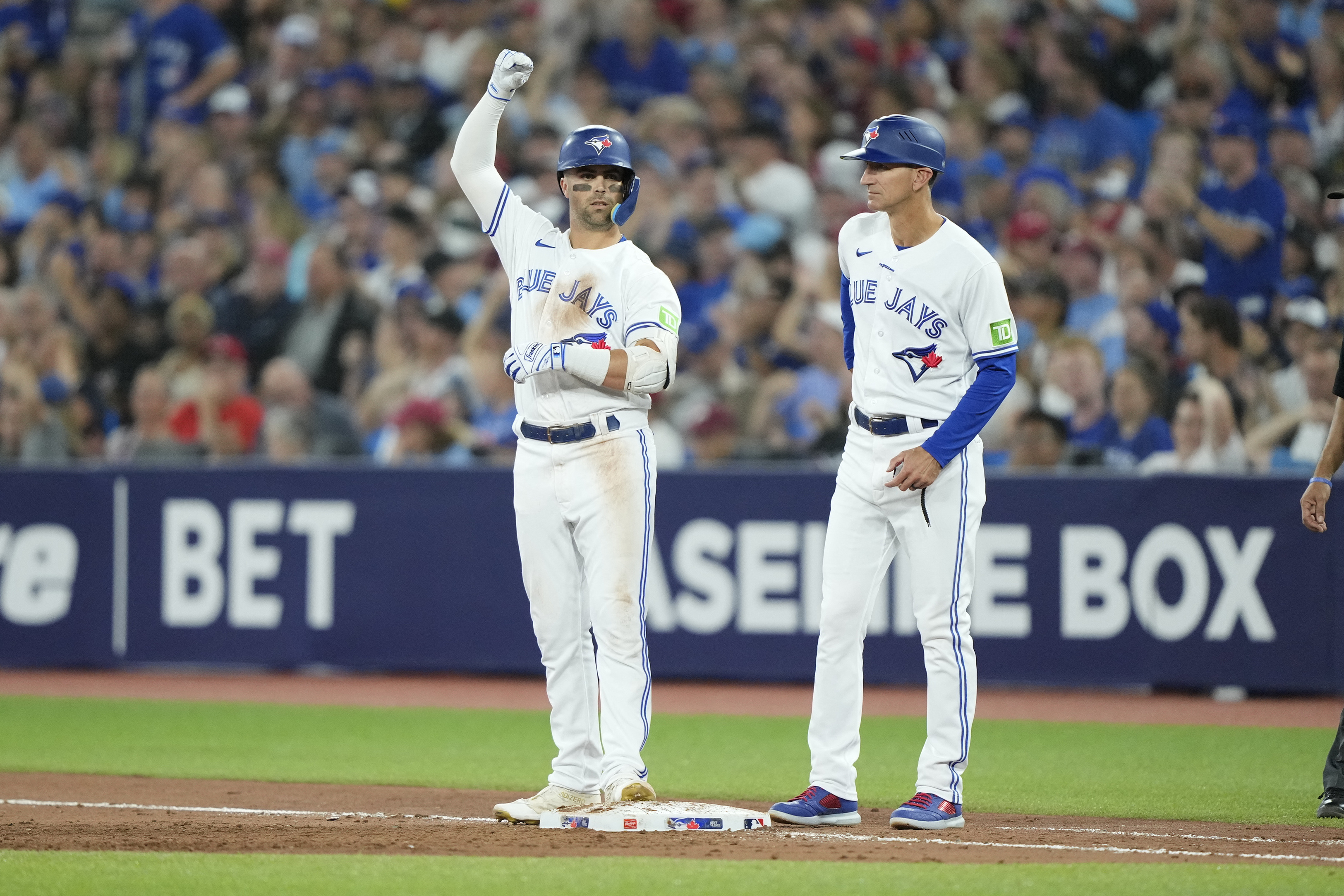 Blue Jays prevail in pitchers' duel, edge Phillies