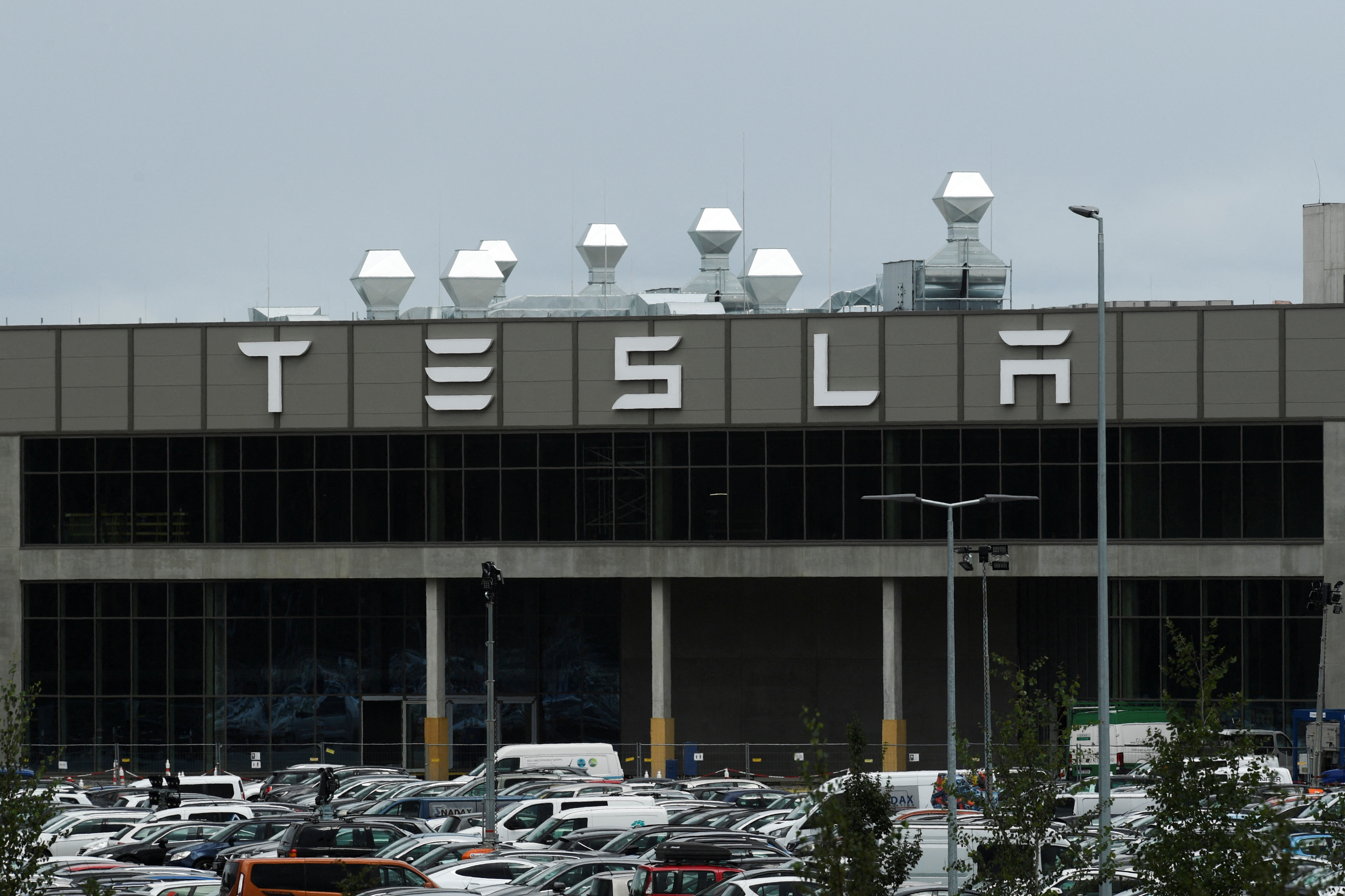 Gruenheide'deki Gigafactory'de Tesla logosunu gösteren genel bir görünüm