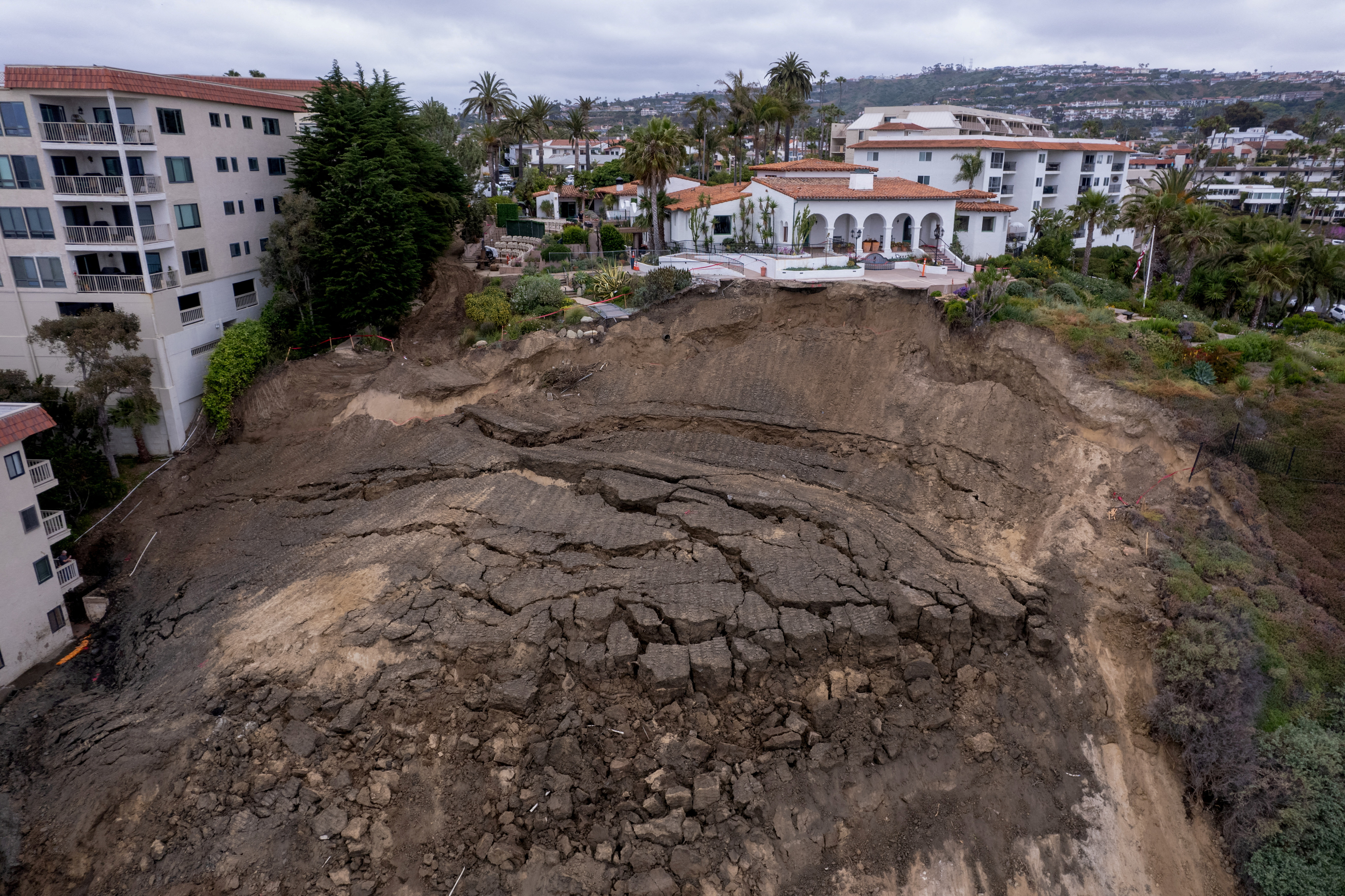 Landslide in San Clemente California suspends rail service