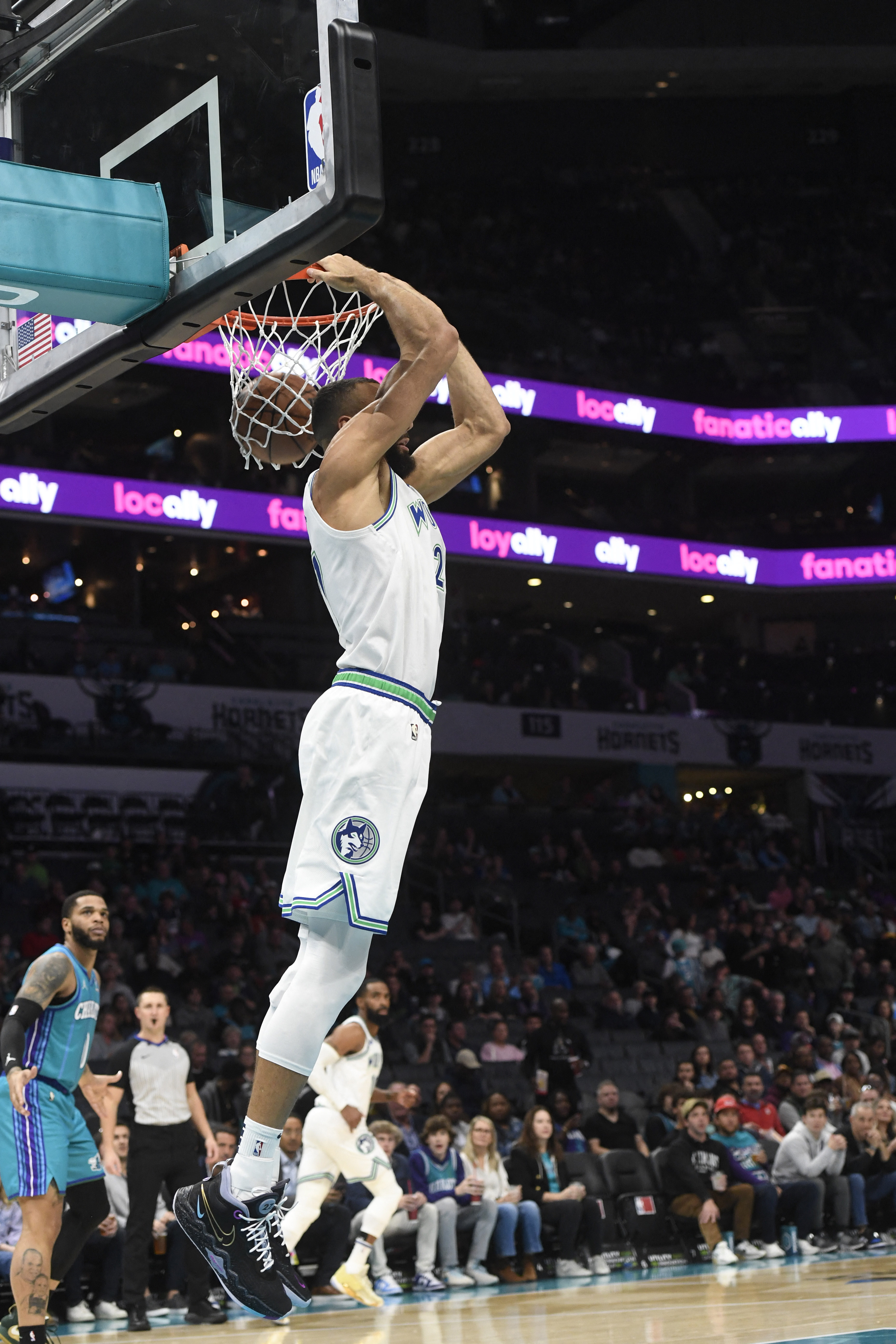 Timberwolves duo leads road win over Hornets