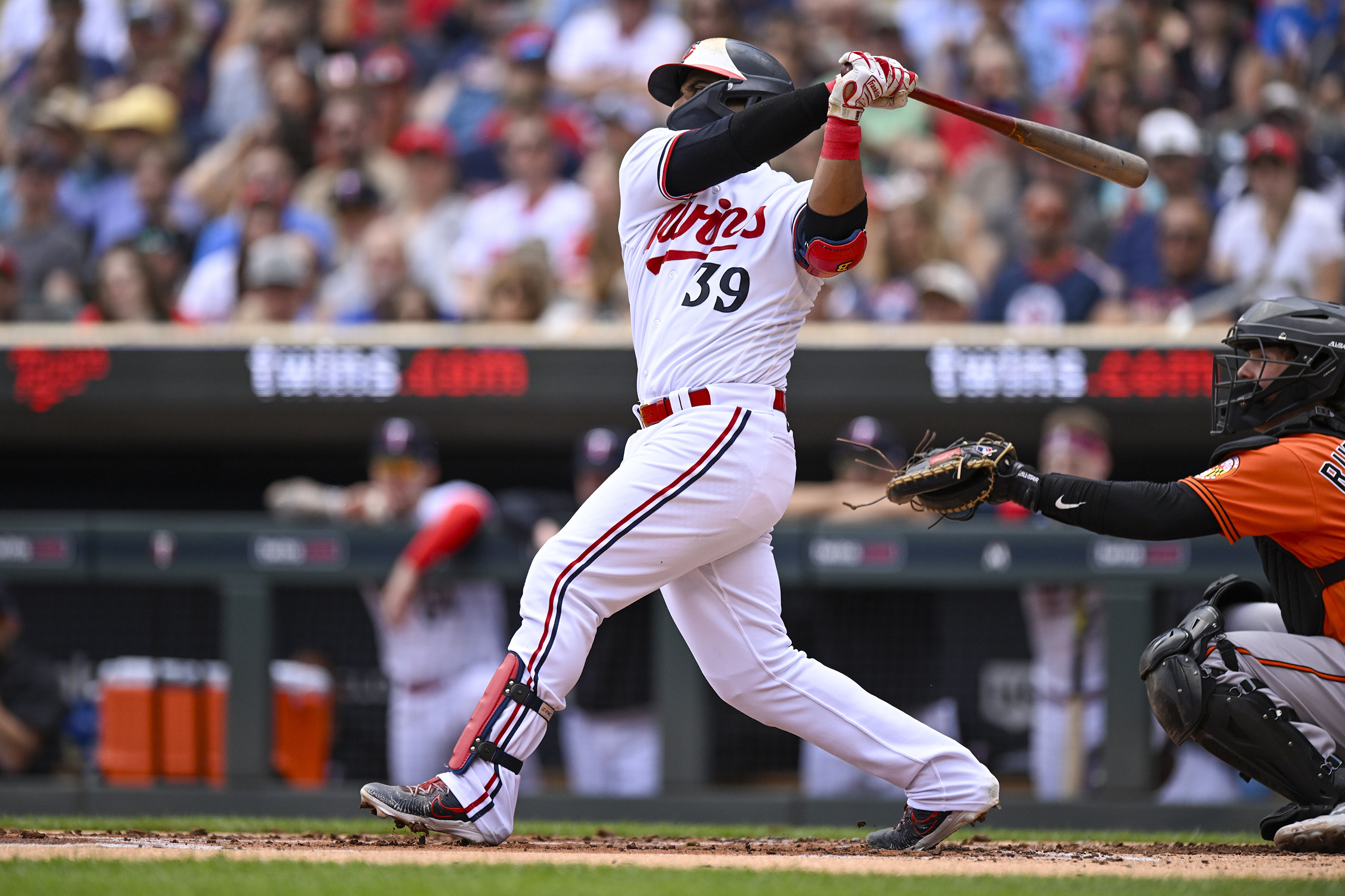 Six-run inning enough for O's to down Twins, extend streak