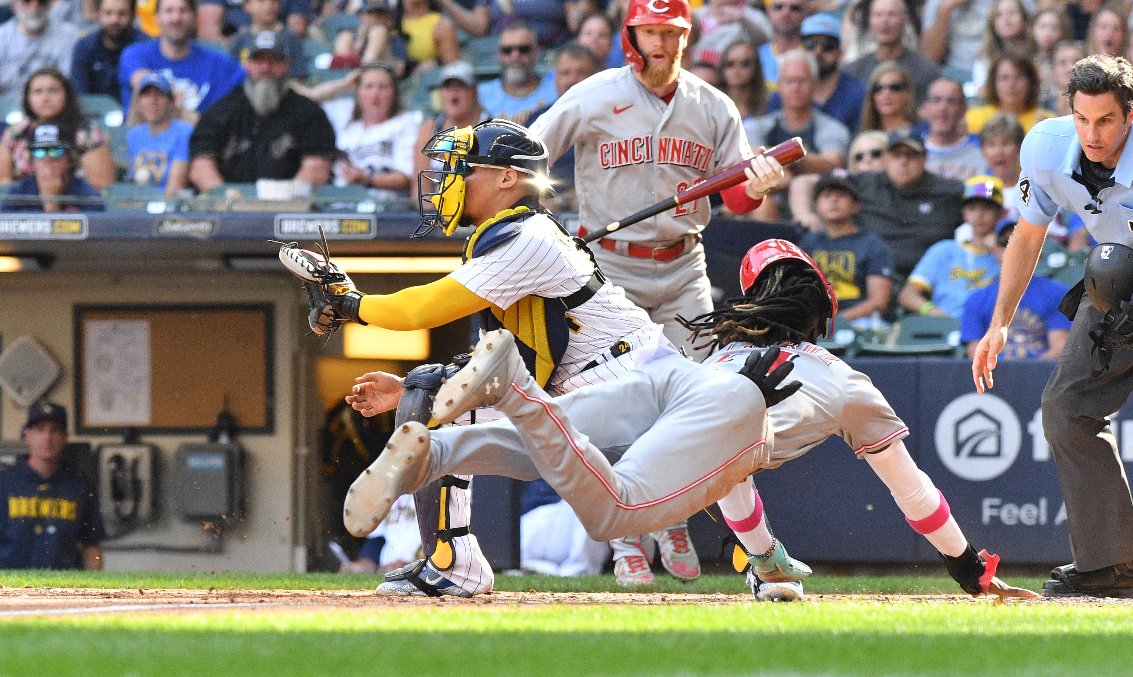 Brewers Craig Counsell holds hand up as Elly De La Cruz's