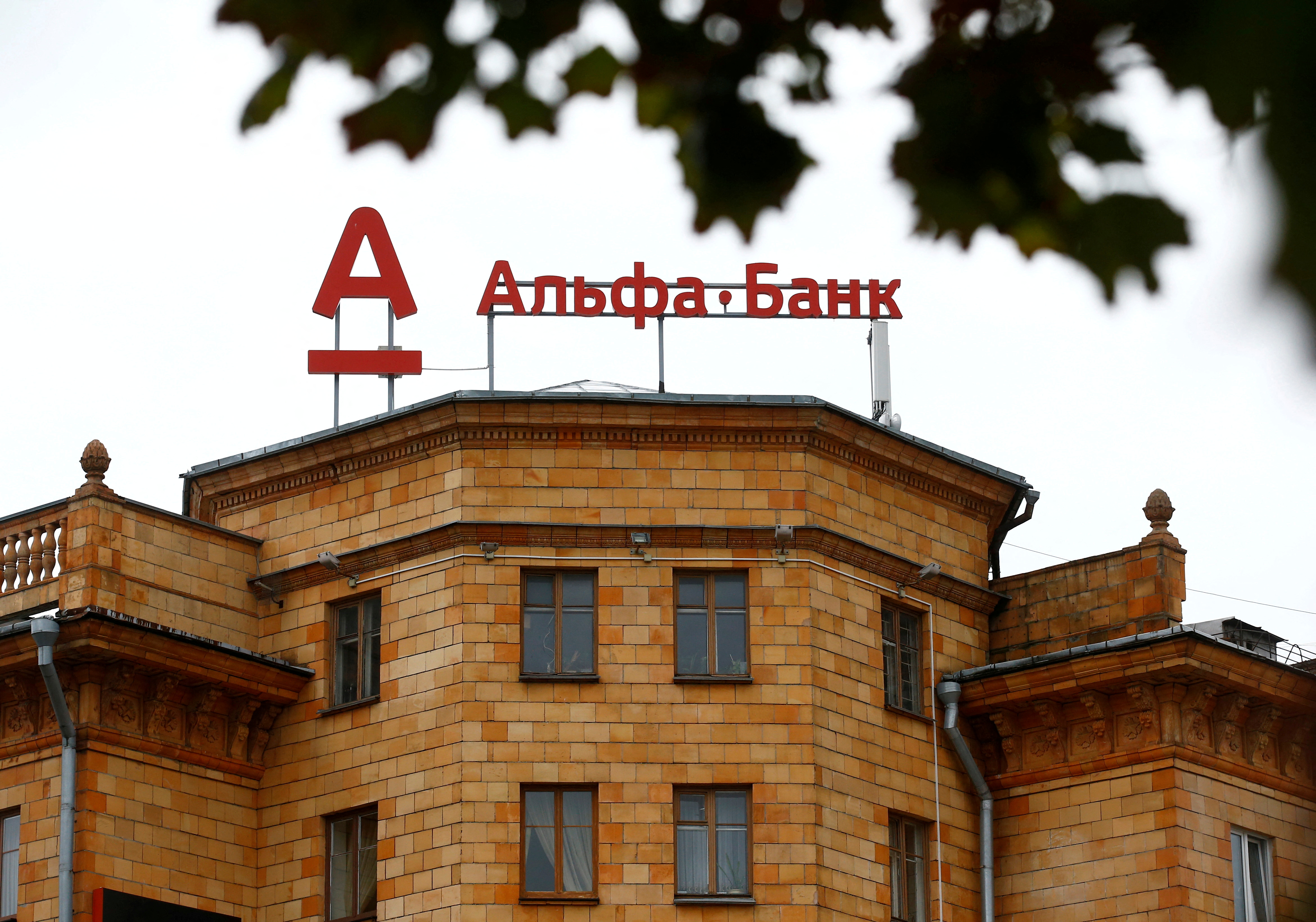 Se ve el letrero del banco Alfa en un edificio en Minsk