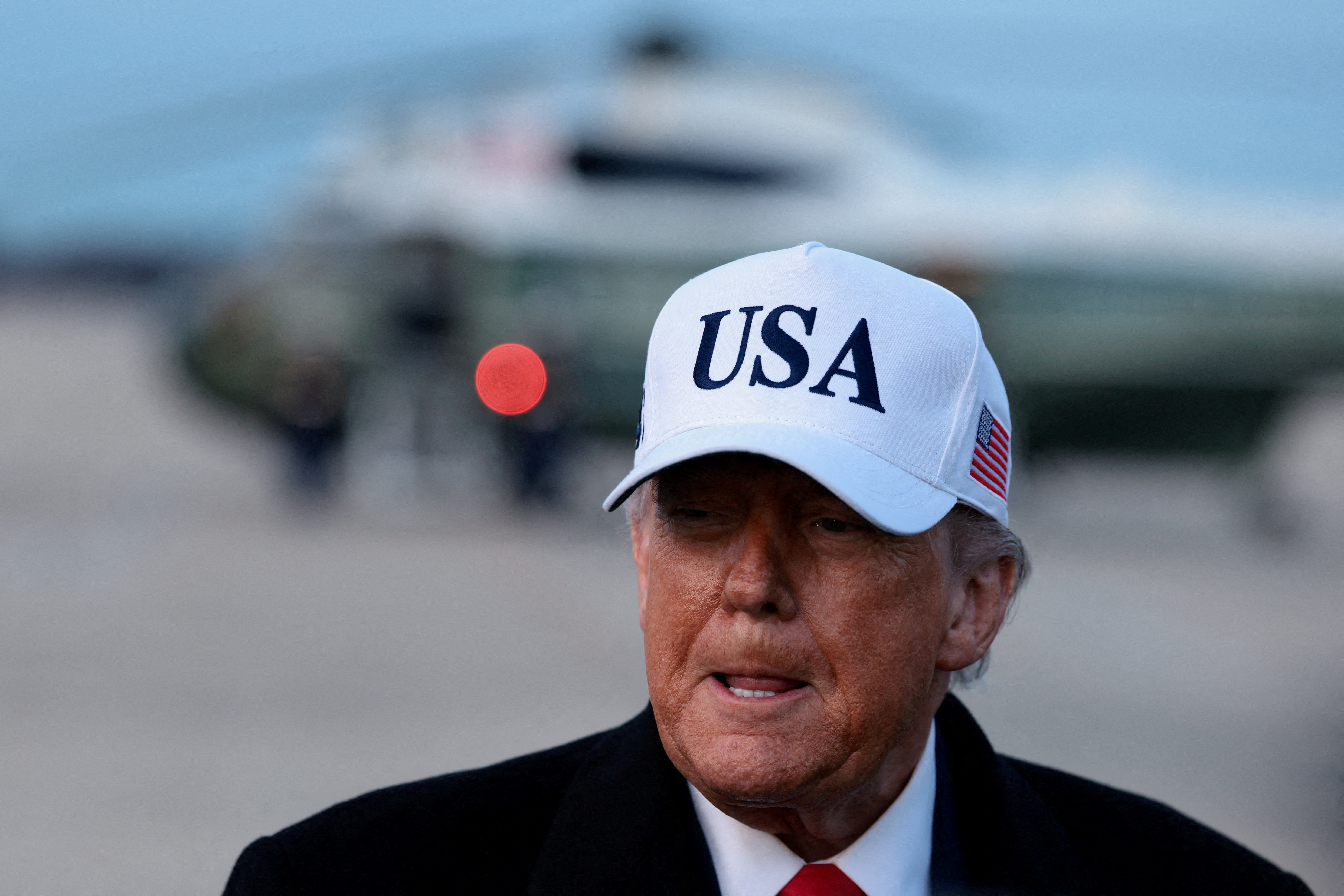 トランプ氏が自身批判の人物に中指立てて暴言、自動車工場訪問時の動画