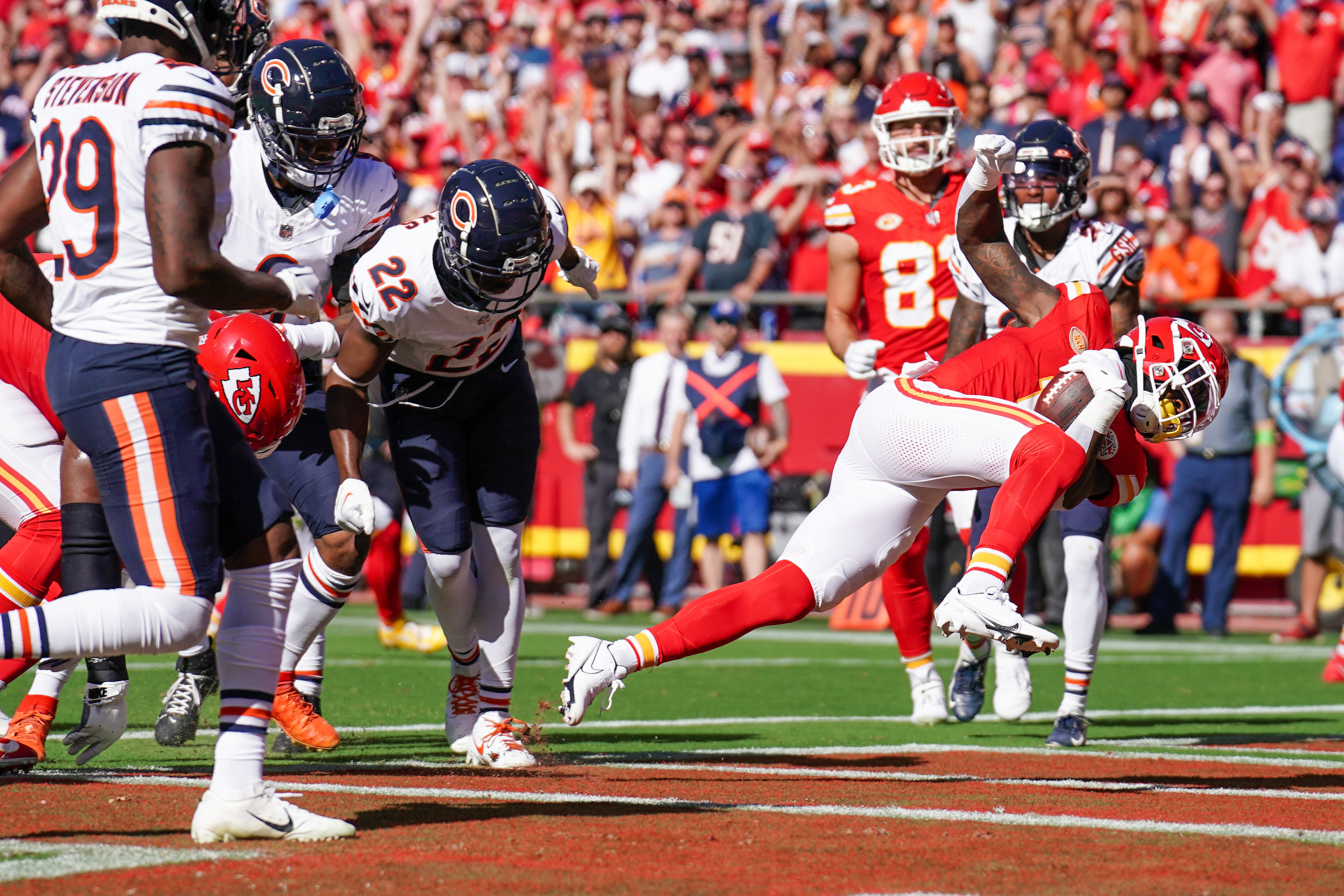 Patrick Mahomes injures right ankle while leading Chiefs to 34-0 halftime  lead vs. Bears; QB returns in third 