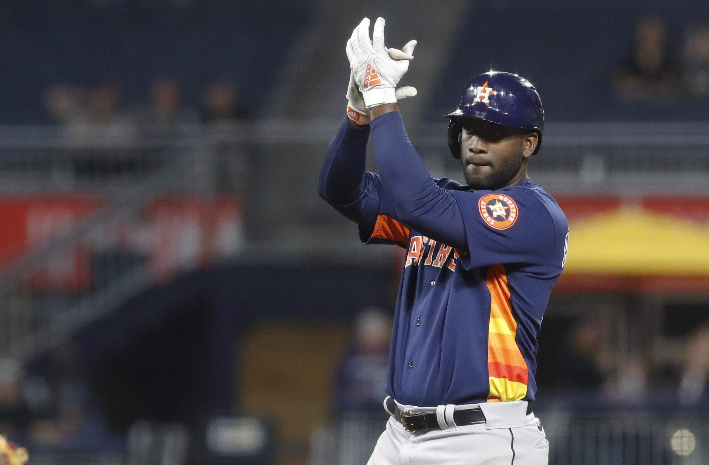 Astros pound out 13 hits, hammer Pirates 8-2