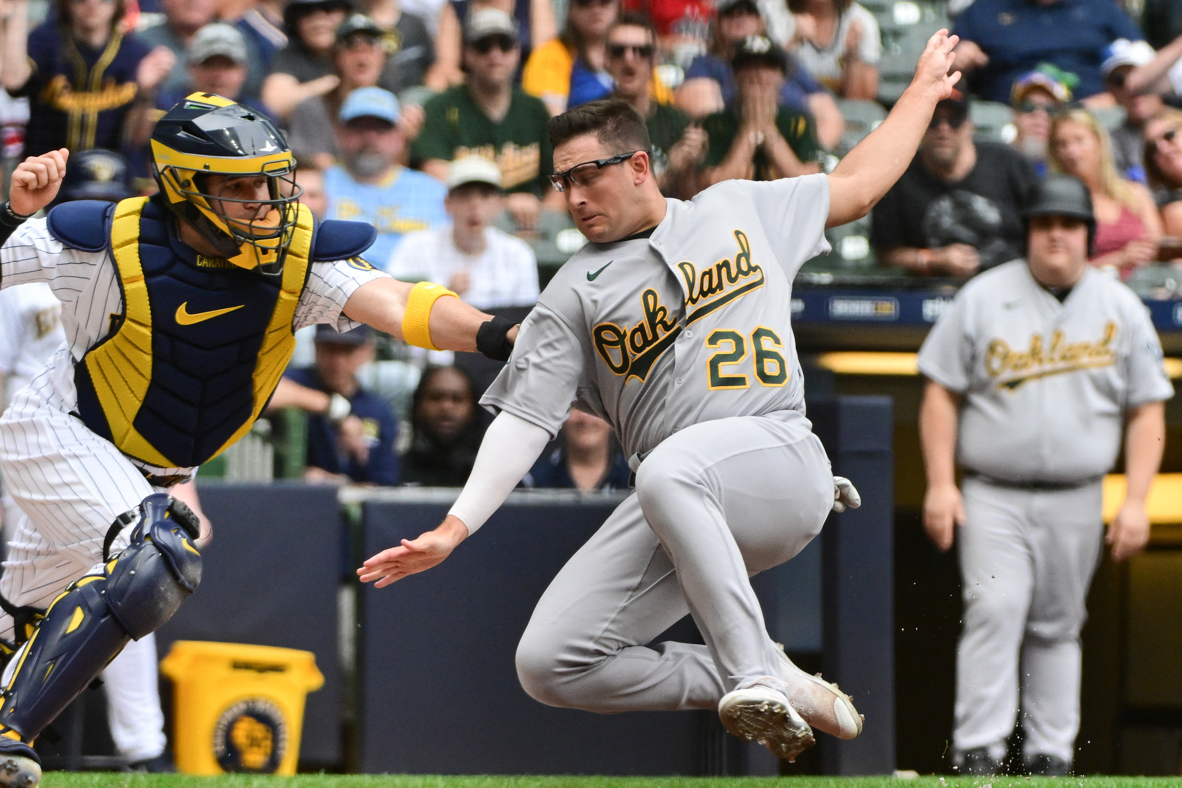 Aledmys Diaz's clutch hit sends A's past Brewers in 10